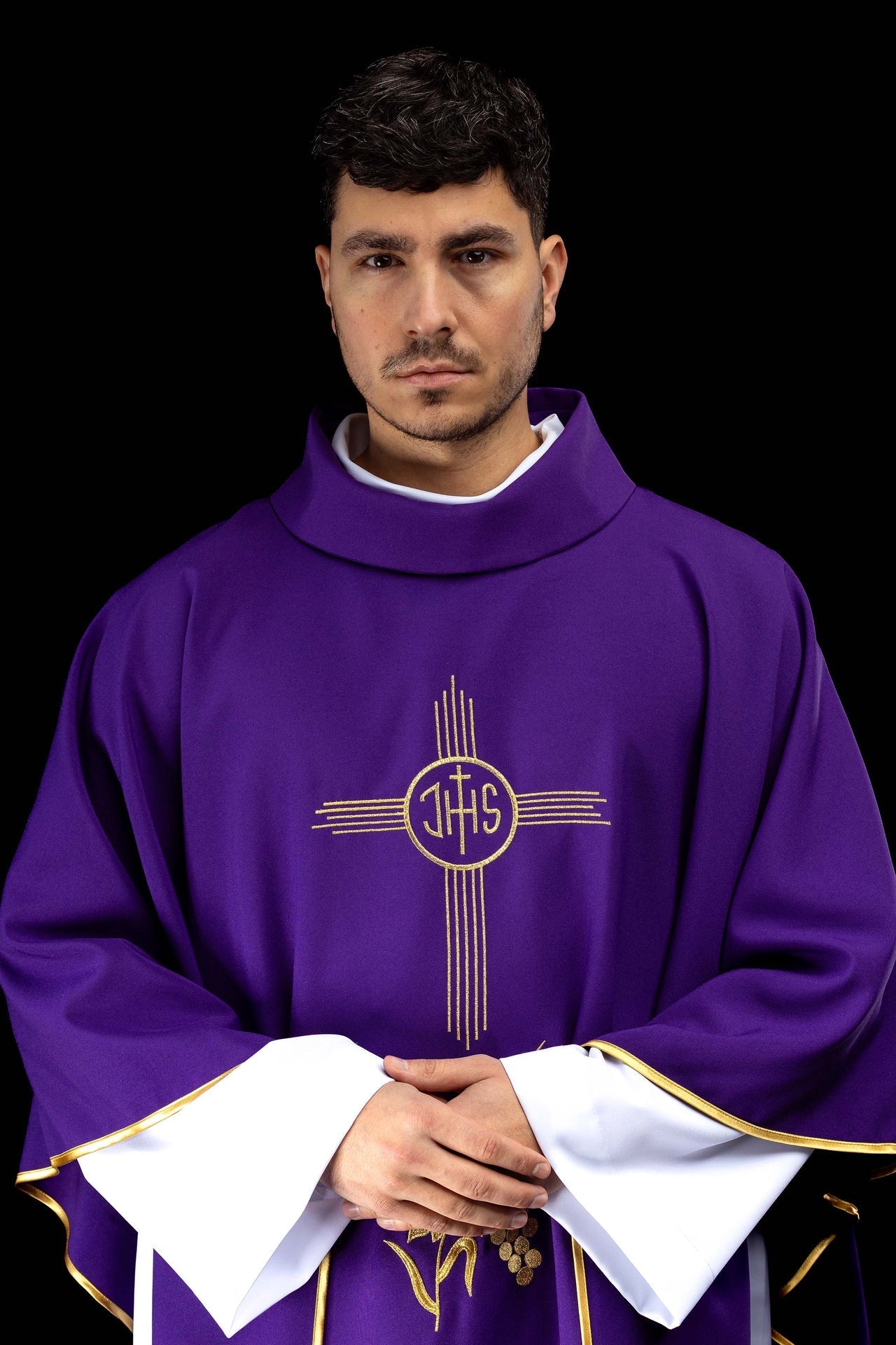 Ornat Fioletowy Haftowany Złotem IHS - Symbolika Eucharystyczna - alba.pl
