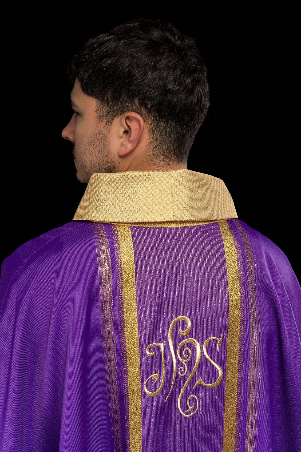 Ornat Fioletowy IHS Złocony Haft - Liturgiczny Strój Mszalny - alba.pl
