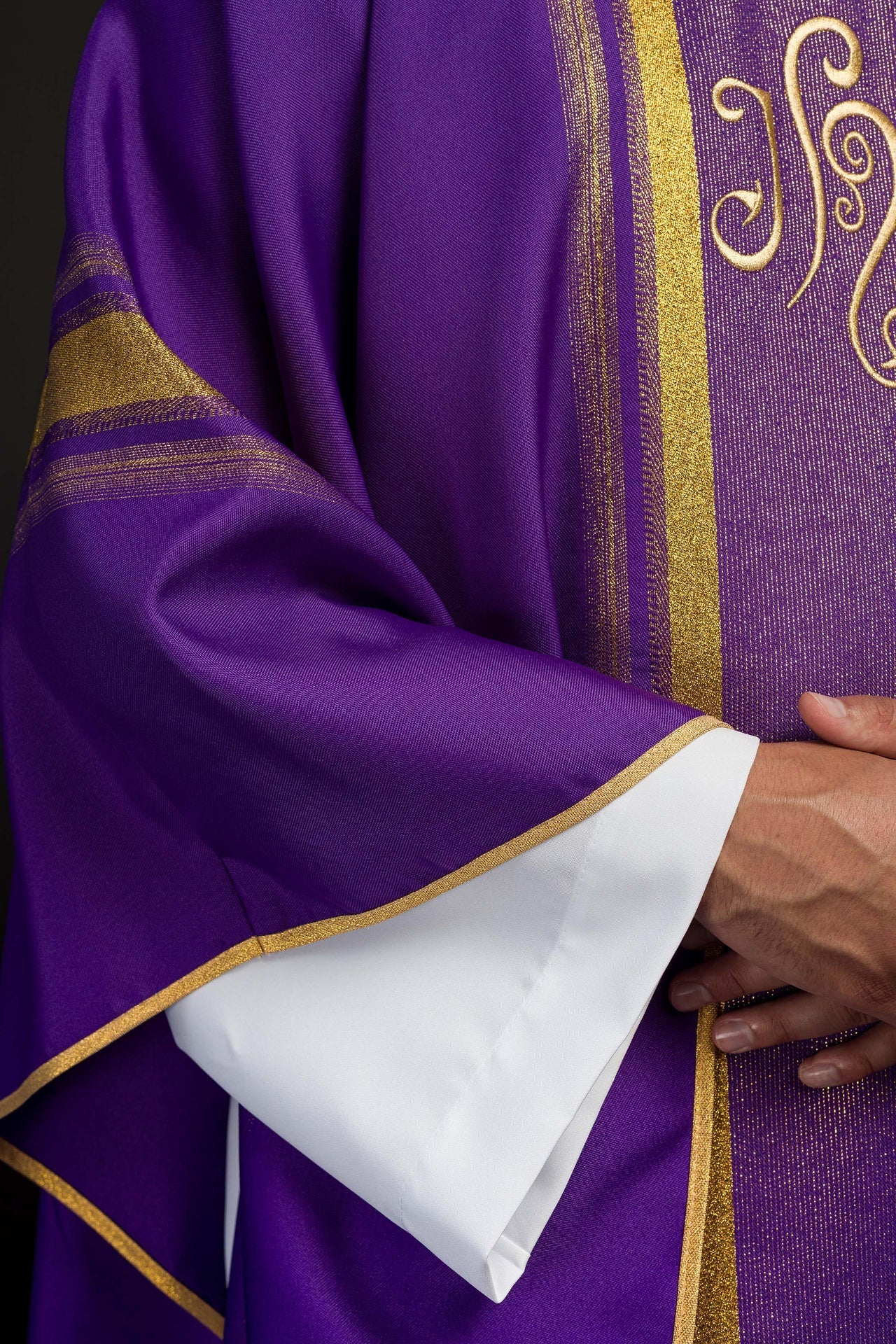 Ornat Fioletowy IHS Złocony Haft - Liturgiczny Strój Mszalny - alba.pl