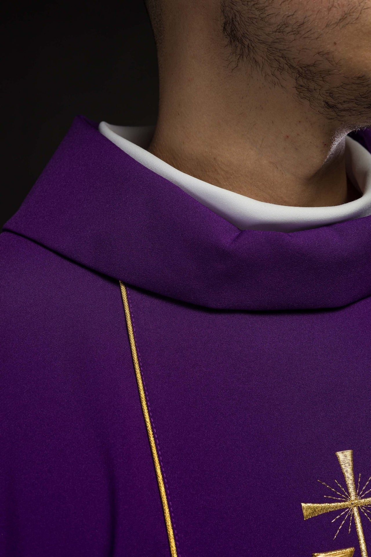 Ornat Fioletowy IHS Złoty Haft Liturgiczny - Elegancki Strój Mszy Świętej - alba.pl