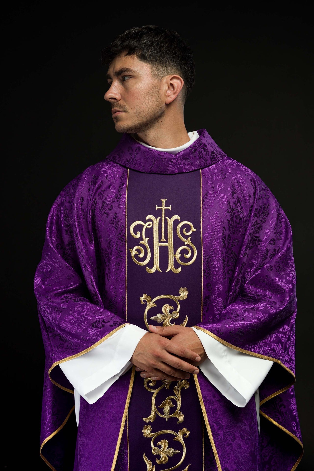 Ornat Fioletowy Liturgiczny IHS Zdobiony Złotem Uszyty w Polsce - alba.pl