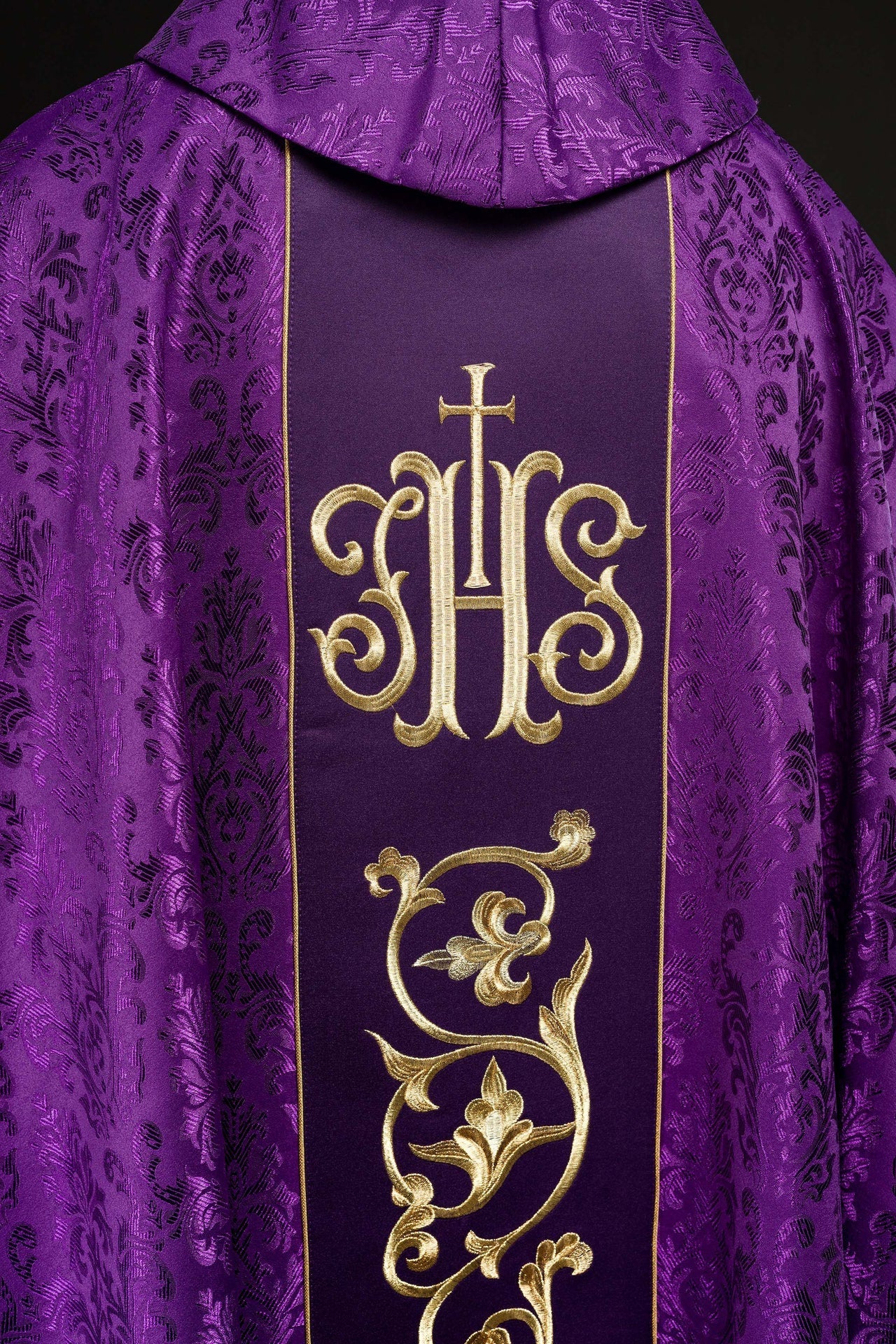 Ornat Fioletowy Liturgiczny IHS Zdobiony Złotem Uszyty w Polsce - alba.pl