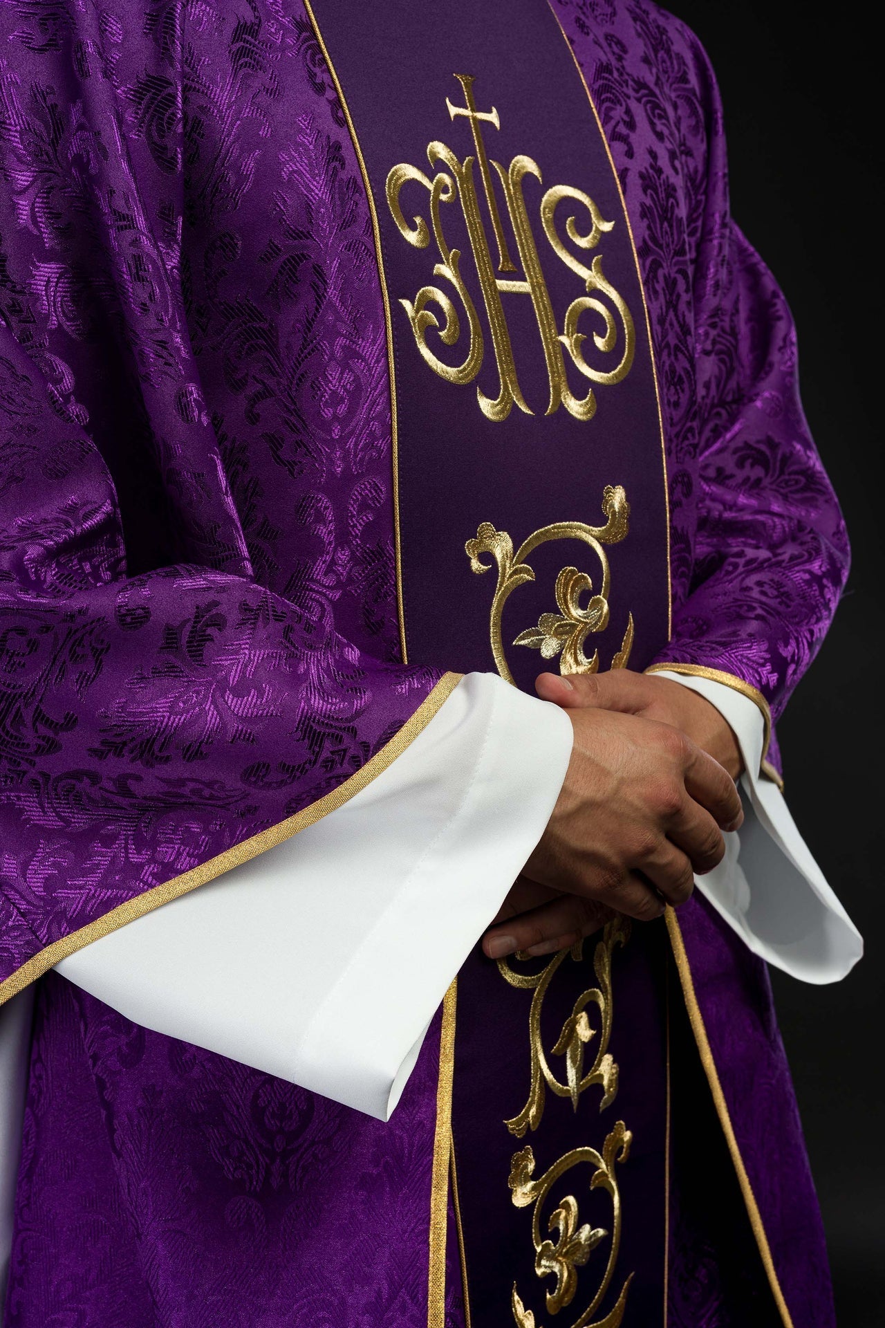 Ornat Fioletowy Liturgiczny IHS Zdobiony Złotem Uszyty w Polsce - alba.pl