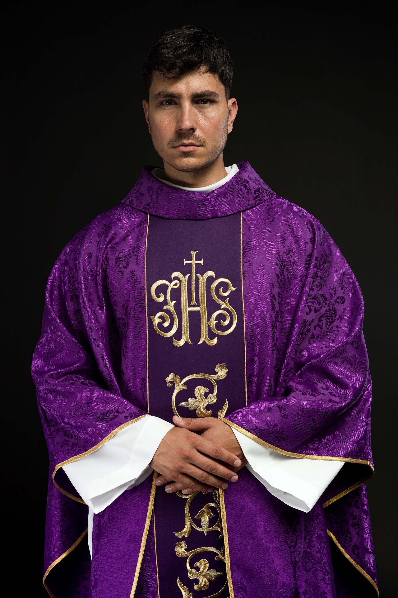 Ornat Fioletowy Liturgiczny IHS Zdobiony Złotem Uszyty w Polsce - alba.pl