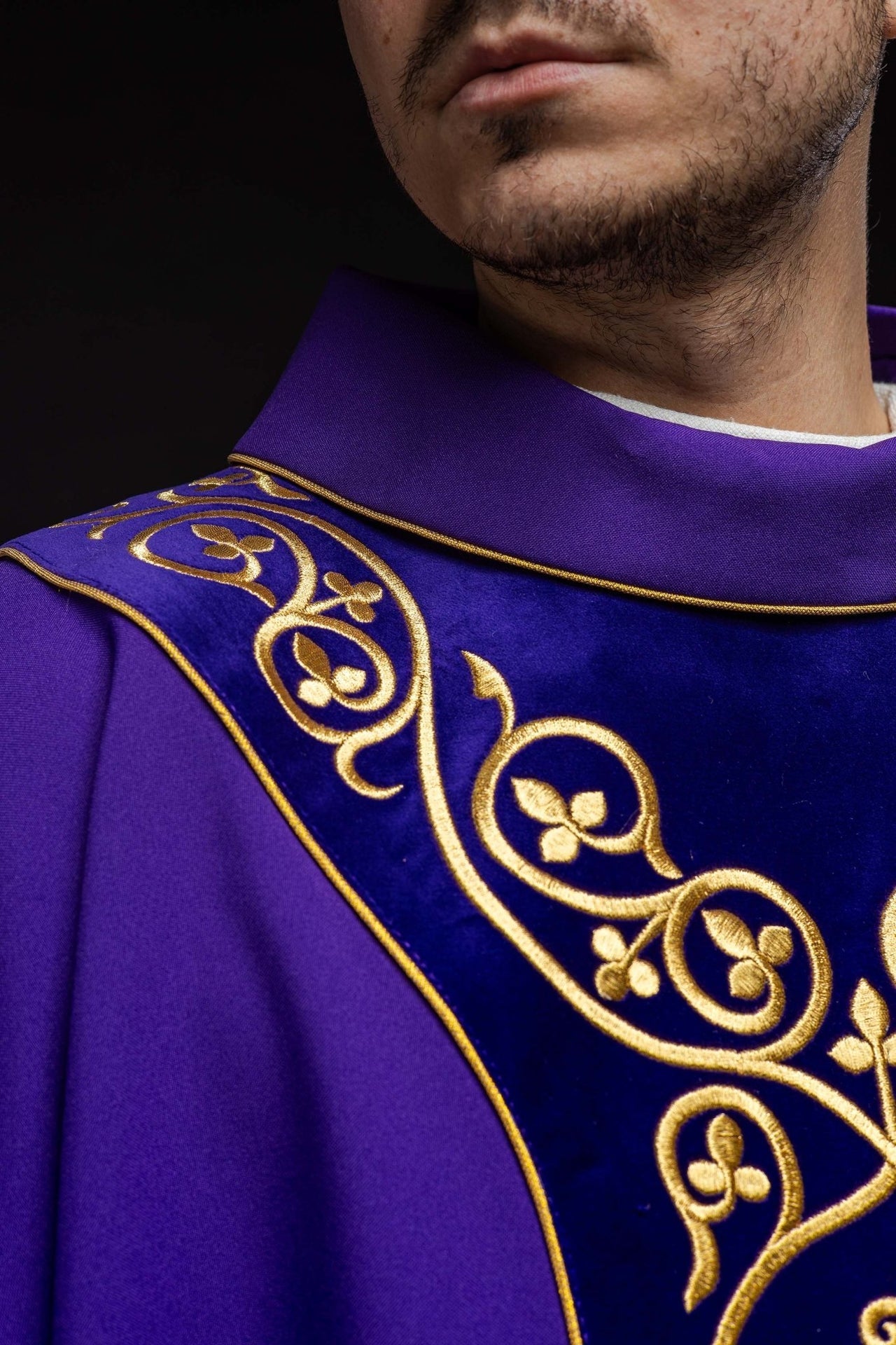 Ornat Fioletowy Liturgiczny z Aksamitnym Haftem i Stułą - alba.pl