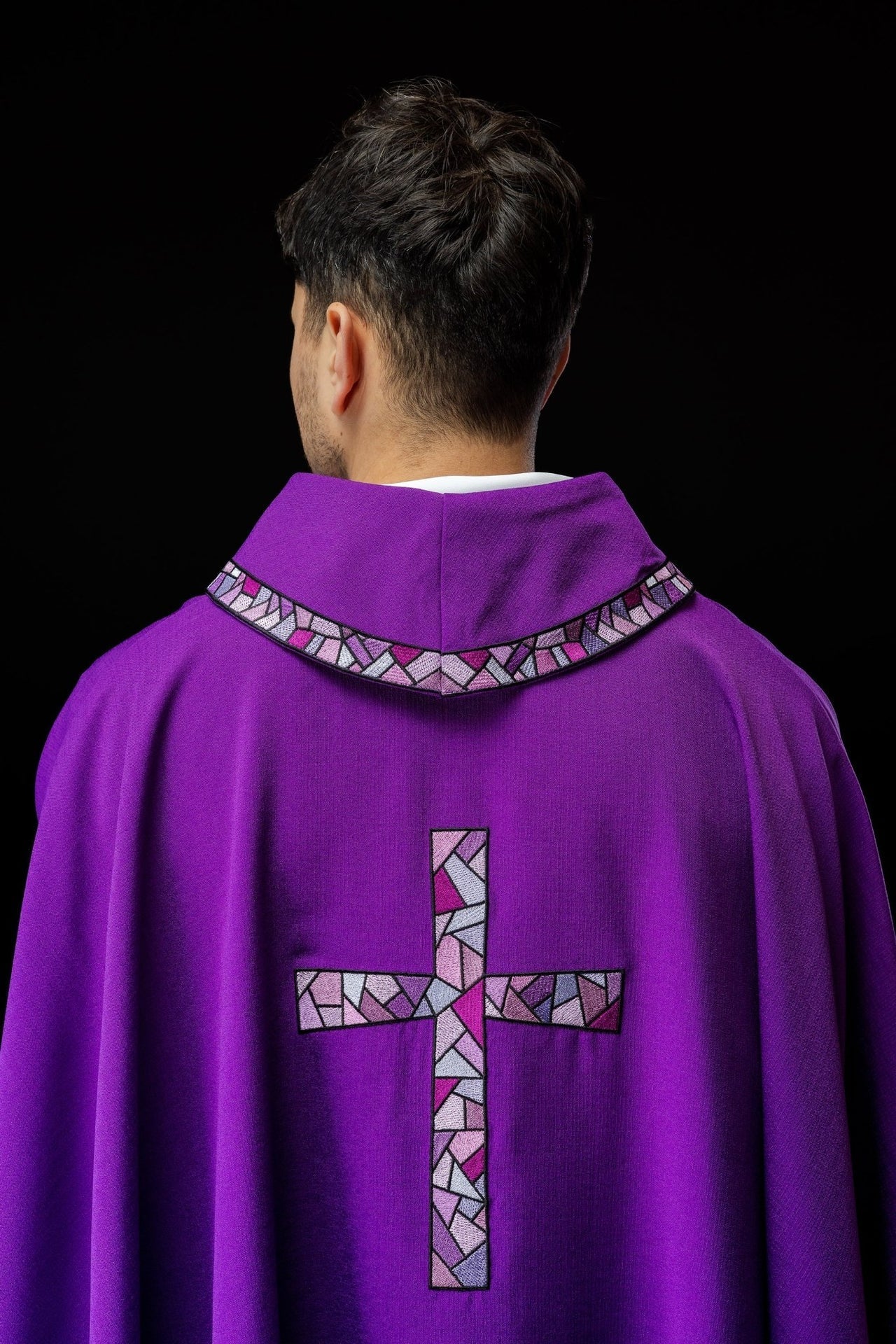 Ornat Fioletowy Liturgiczny z Haftowanym Krzyżem Mozaikowym - alba.pl