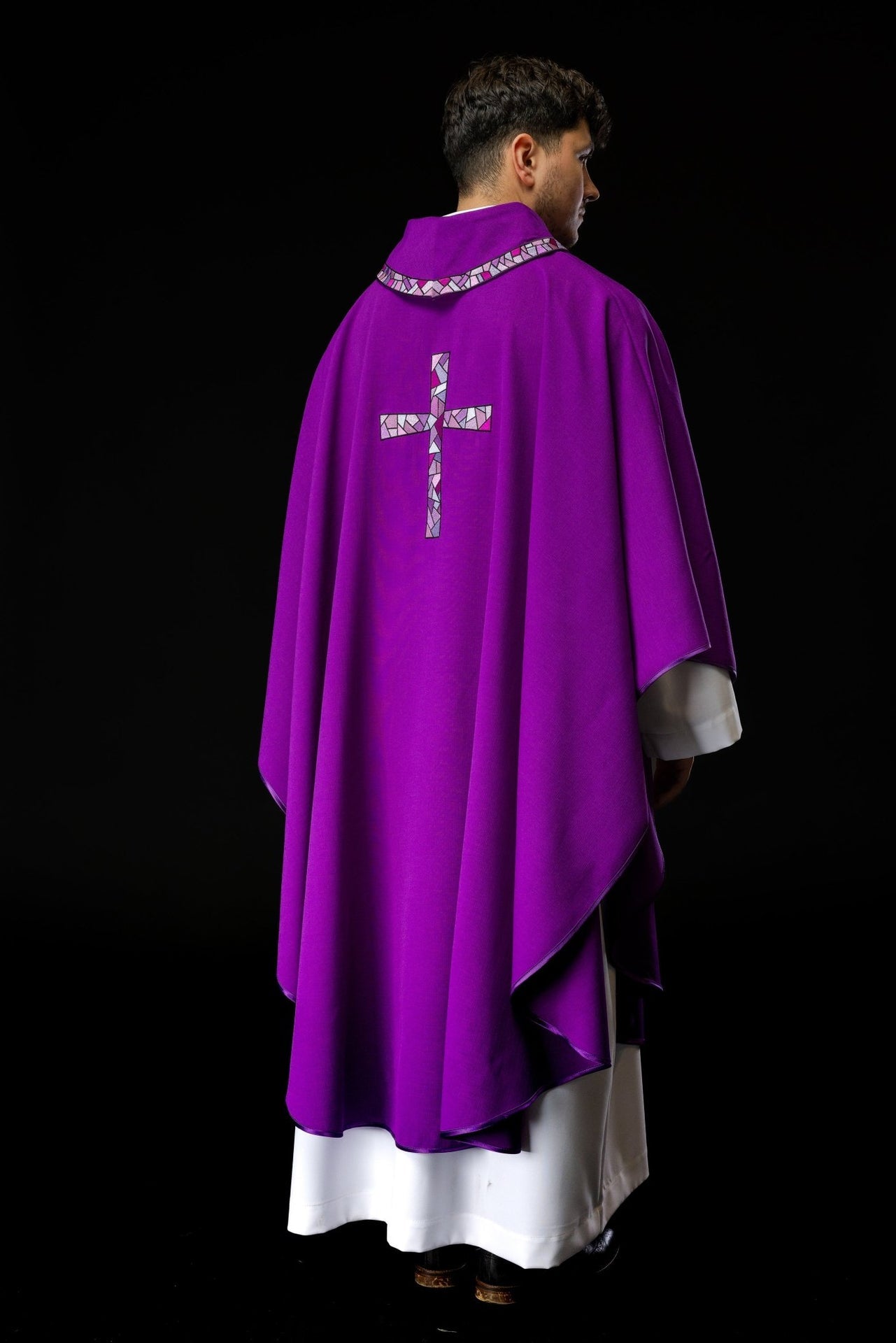 Ornat Fioletowy Liturgiczny z Haftowanym Krzyżem Mozaikowym - alba.pl
