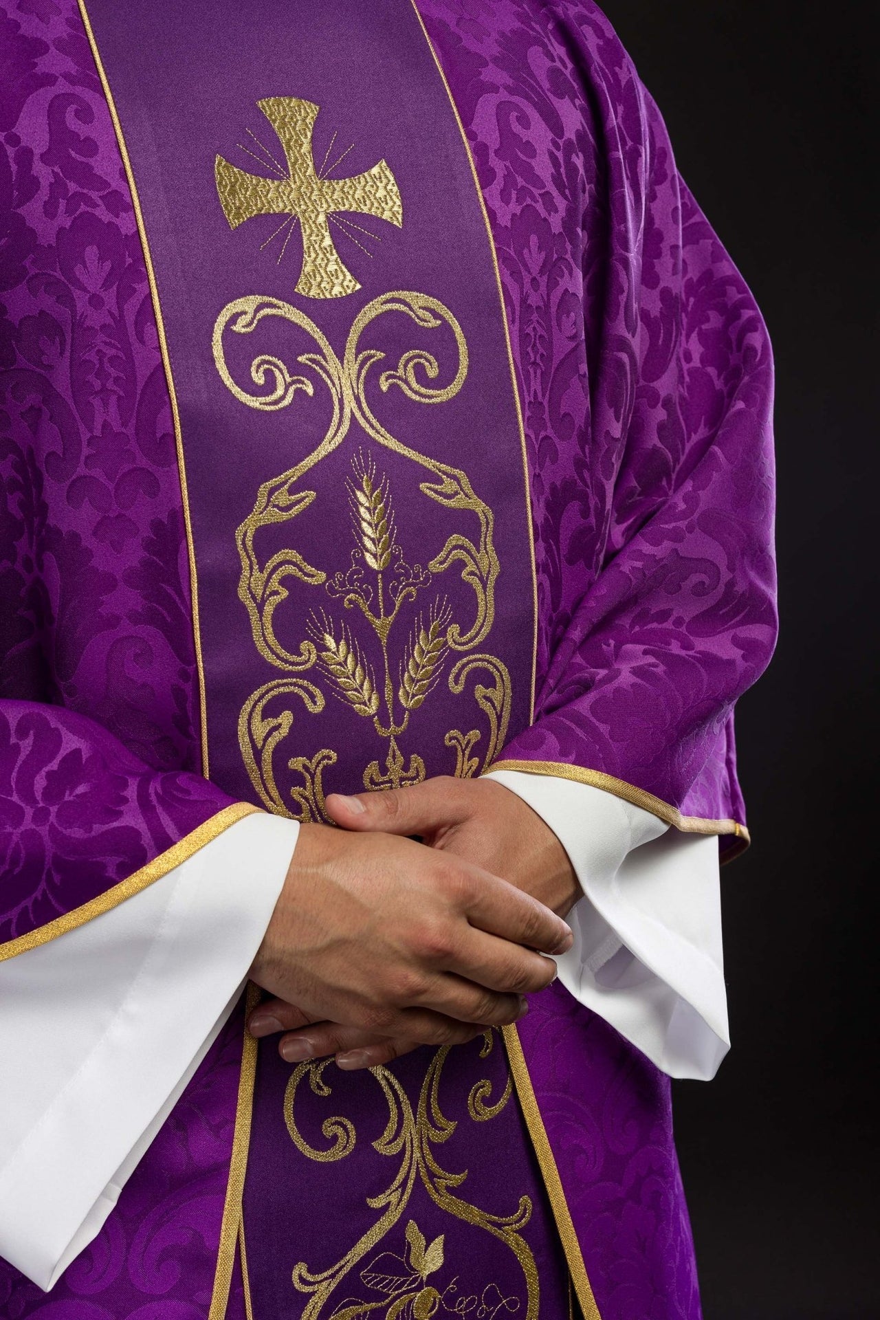 Ornat Fioletowy Liturgiczny z Haftowanym Pasem Żakardowym - alba.pl