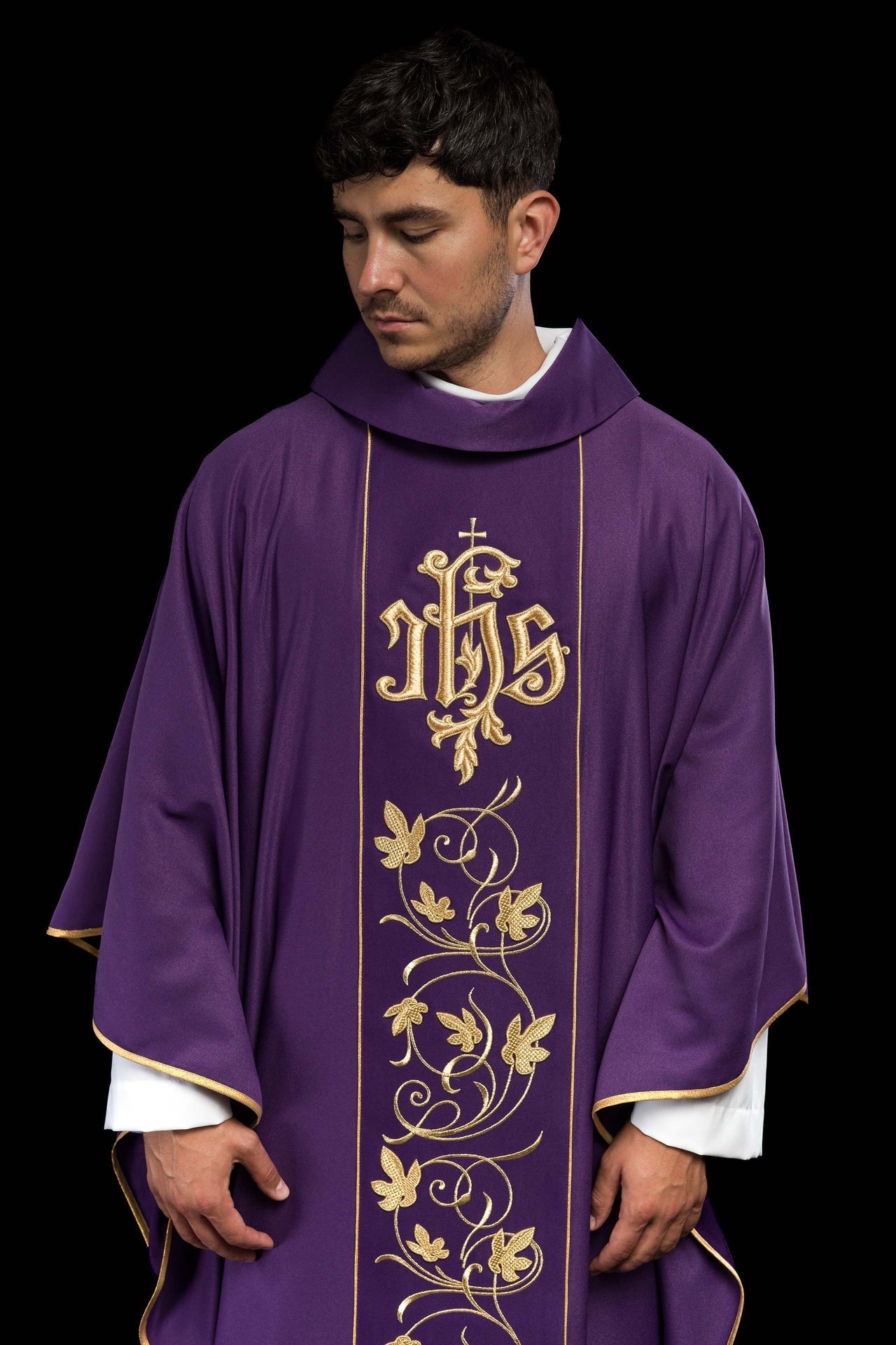 Ornat Fioletowy Liturgiczny z Motywem Florystycznym IHS - alba.pl