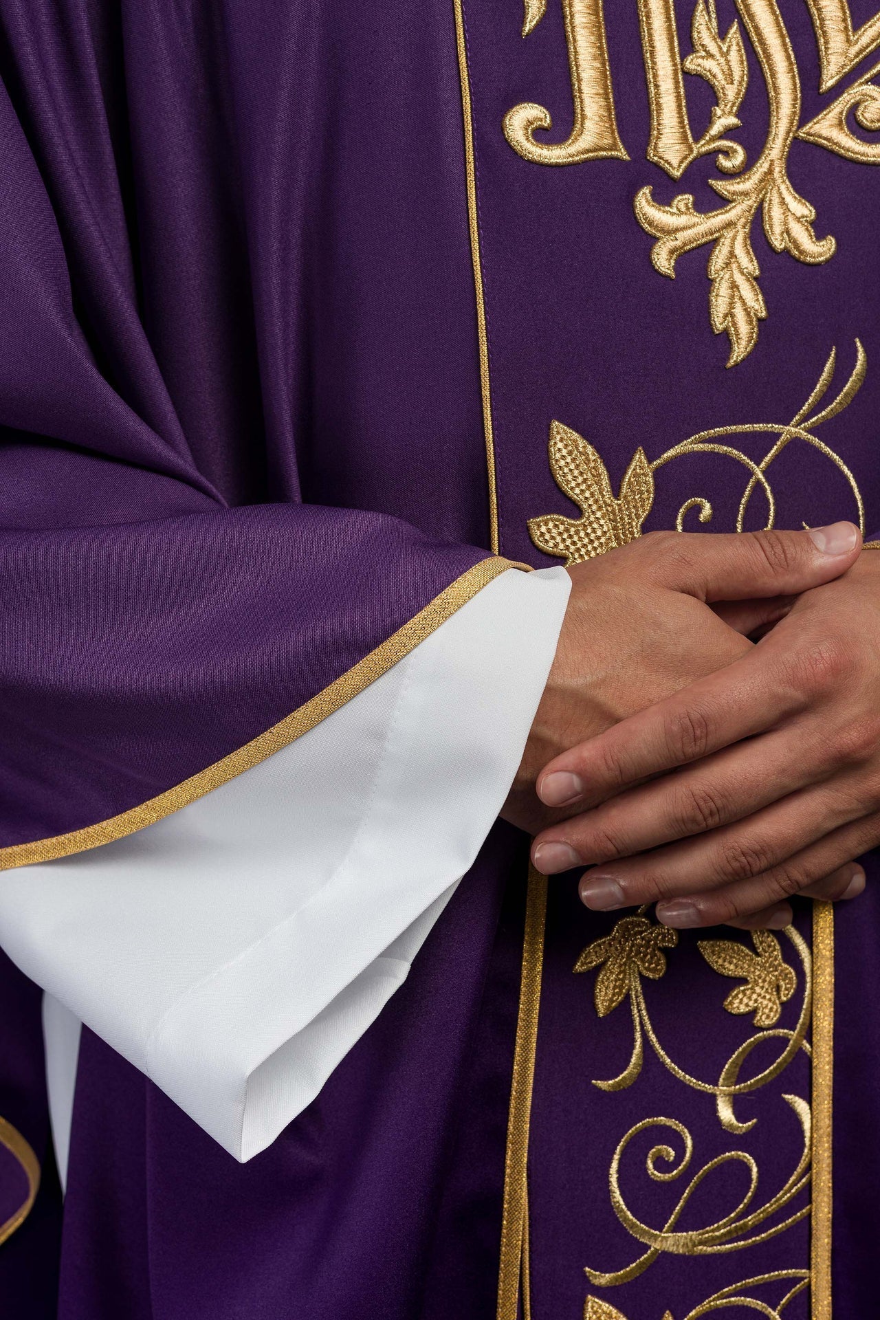 Ornat Fioletowy Liturgiczny z Motywem Florystycznym IHS - alba.pl
