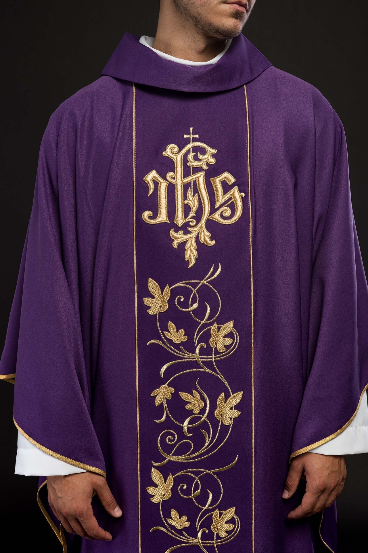 Ornat Fioletowy Liturgiczny z Motywem Florystycznym IHS - alba.pl
