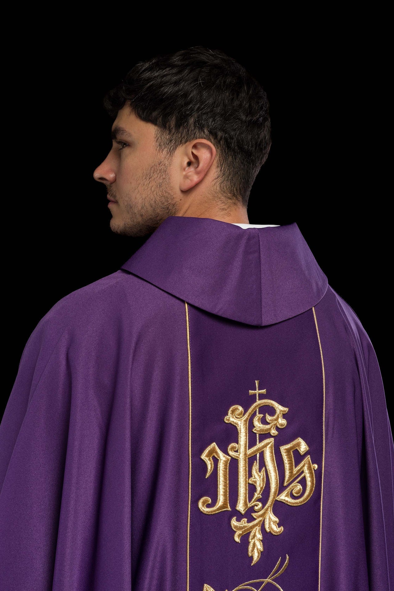 Ornat Fioletowy Liturgiczny z Motywem Florystycznym IHS - alba.pl