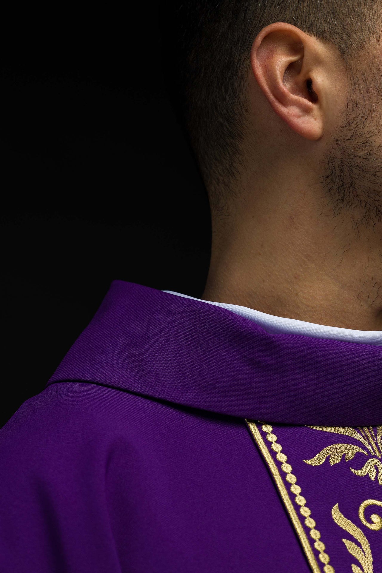 Ornat Fioletowy Liturgiczny ze Złotym Pasem Haftowanym - Alba.pl - alba.pl