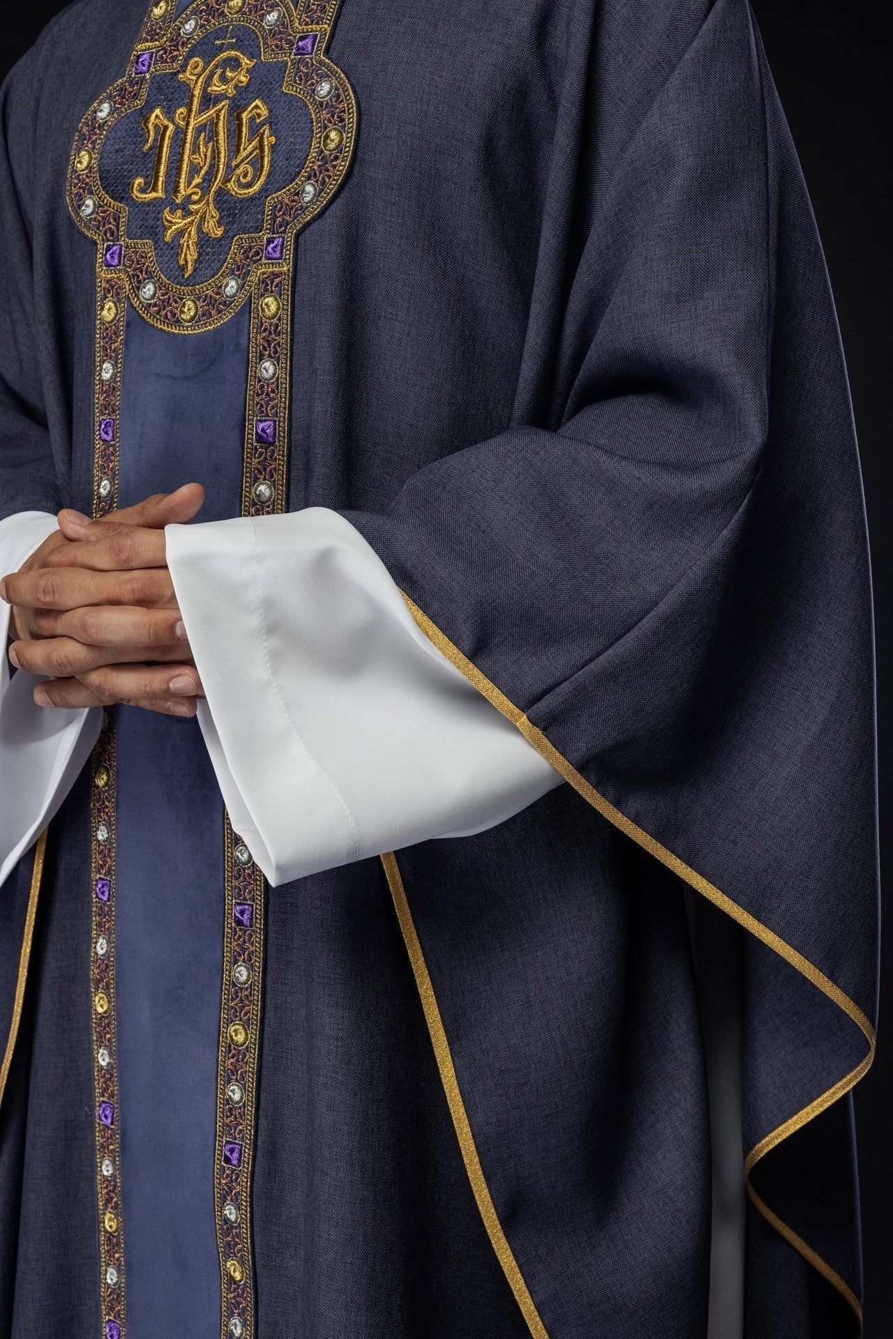 Ornat Fioletowy z Haftem IHS i Zdobieniami - Elegancki Strój Liturgiczny - alba.pl