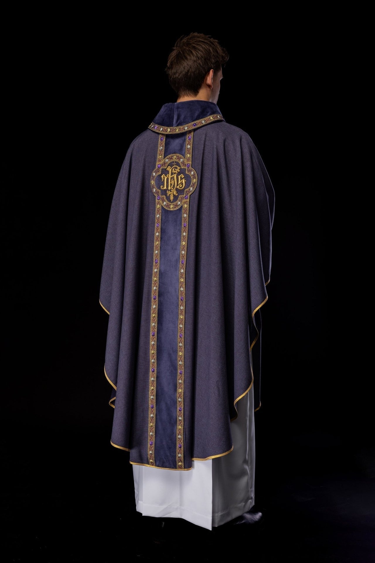 Ornat Fioletowy z Haftem IHS i Zdobieniami - Elegancki Strój Liturgiczny - alba.pl