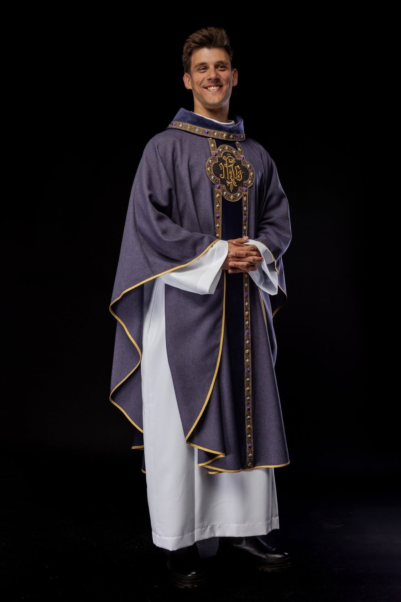 Ornat Fioletowy z Haftem IHS i Zdobieniami - Elegancki Strój Liturgiczny - alba.pl