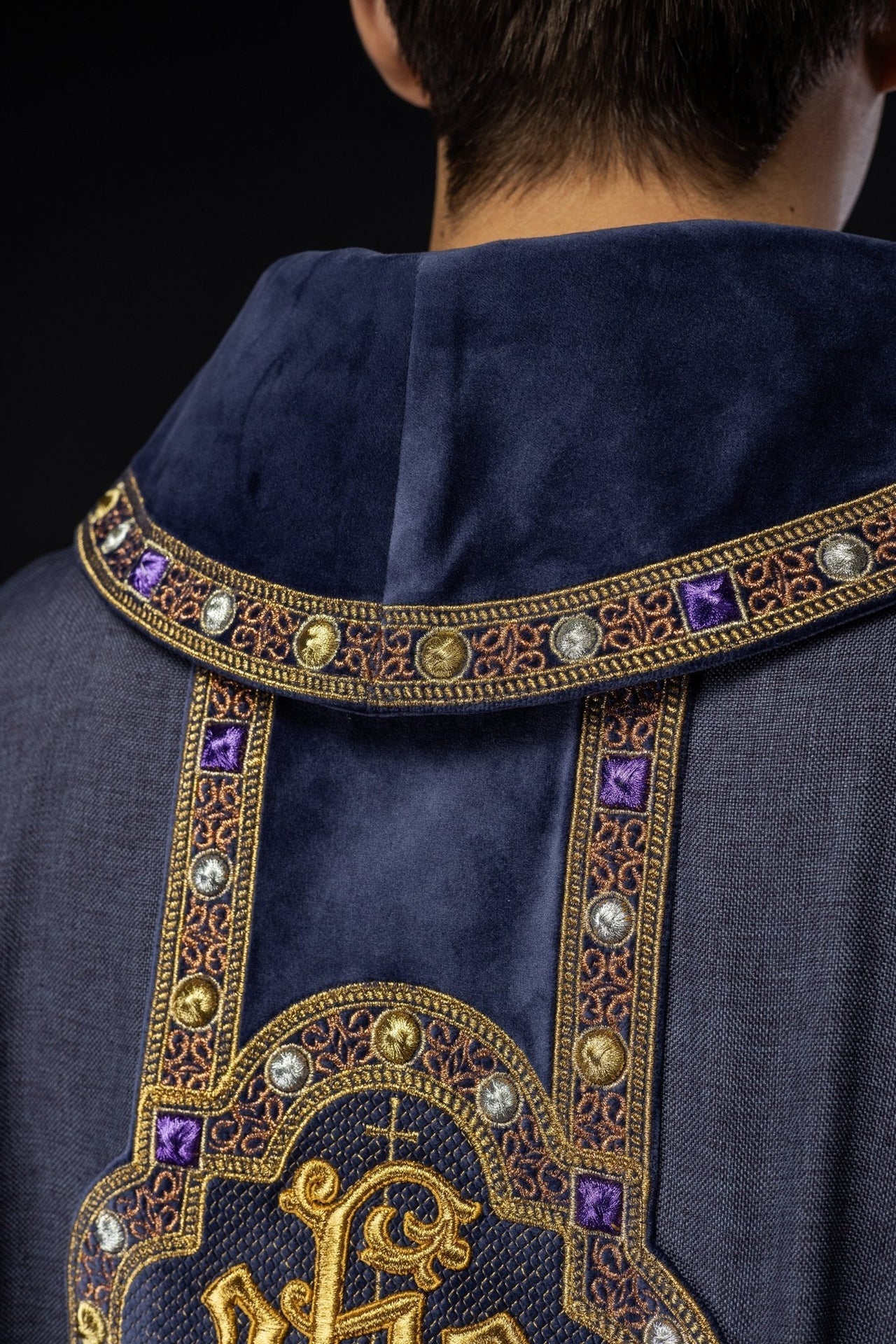Ornat Fioletowy z Haftem IHS i Zdobieniami - Elegancki Strój Liturgiczny - alba.pl
