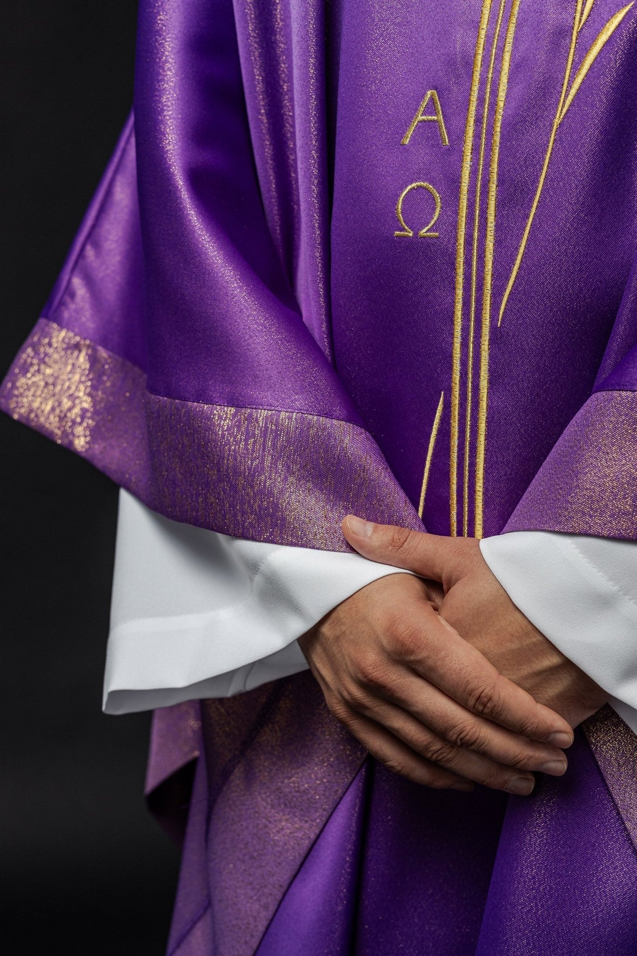Ornat Fioletowy z Haftem Krzyża i Kłosa - Liturgia i Elegancja - alba.pl