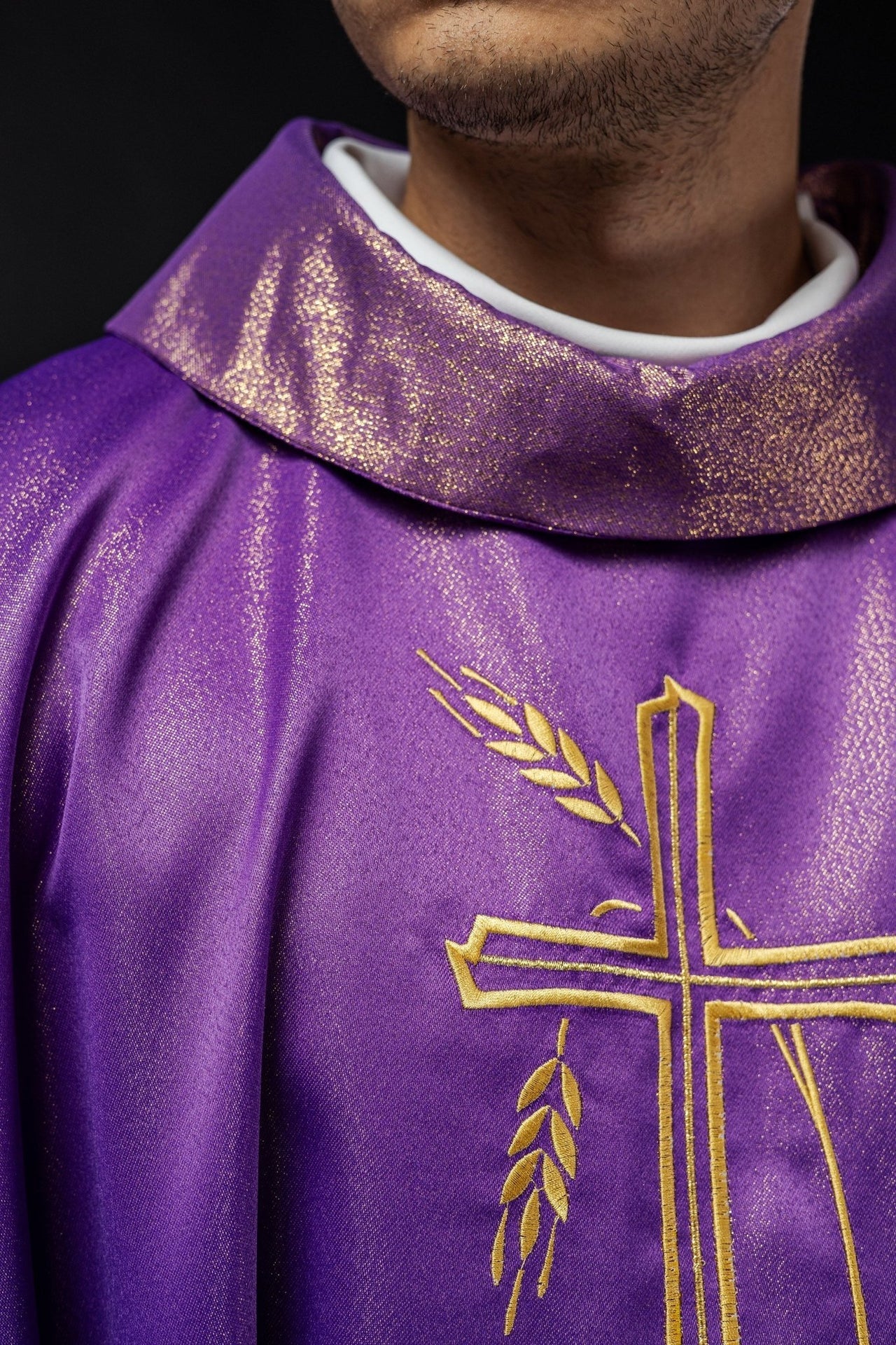 Ornat Fioletowy z Haftem Krzyża i Kłosa - Liturgia i Elegancja - alba.pl