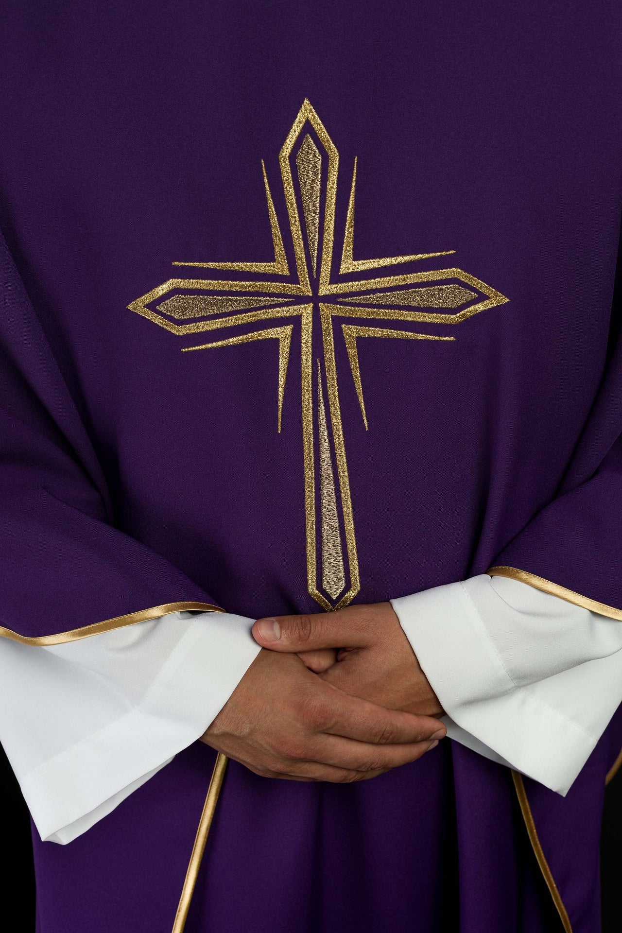 Ornat Fioletowy z Haftem Krzyża i Złotą Lamówką Liturgiczny - alba.pl