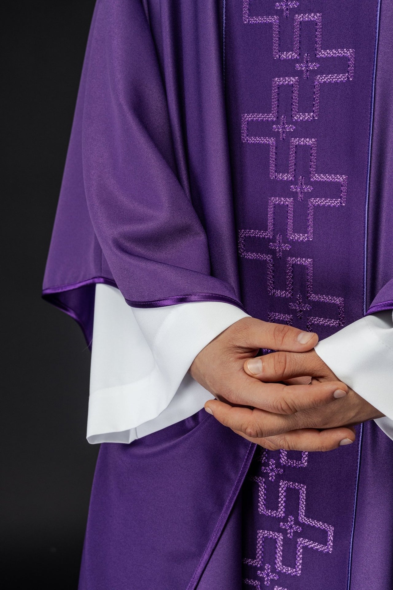 Ornat Fioletowy z Haftem Krzyży - Elegancki Strój Liturgiczny - alba.pl