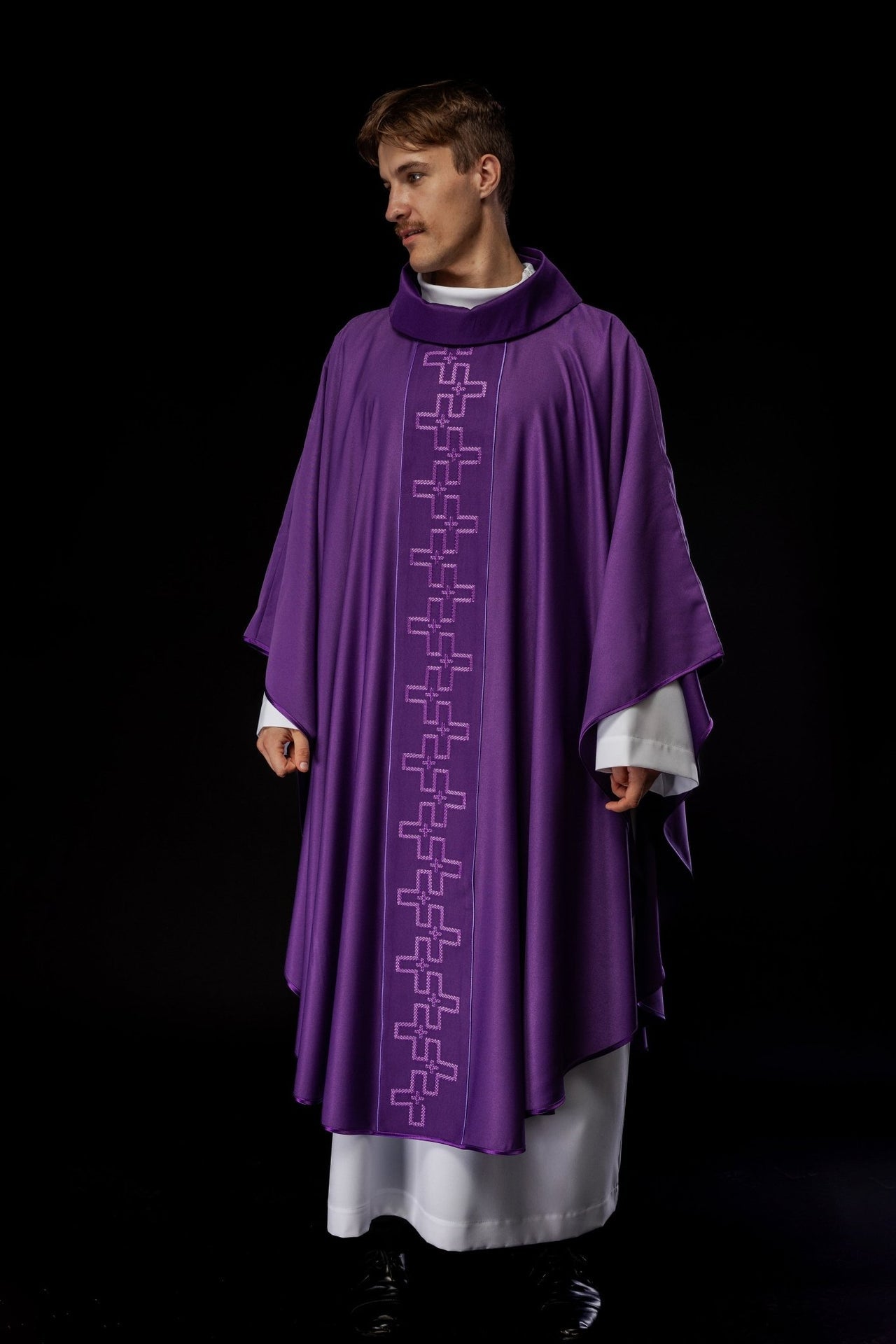 Ornat Fioletowy z Haftem Krzyży - Elegancki Strój Liturgiczny - alba.pl