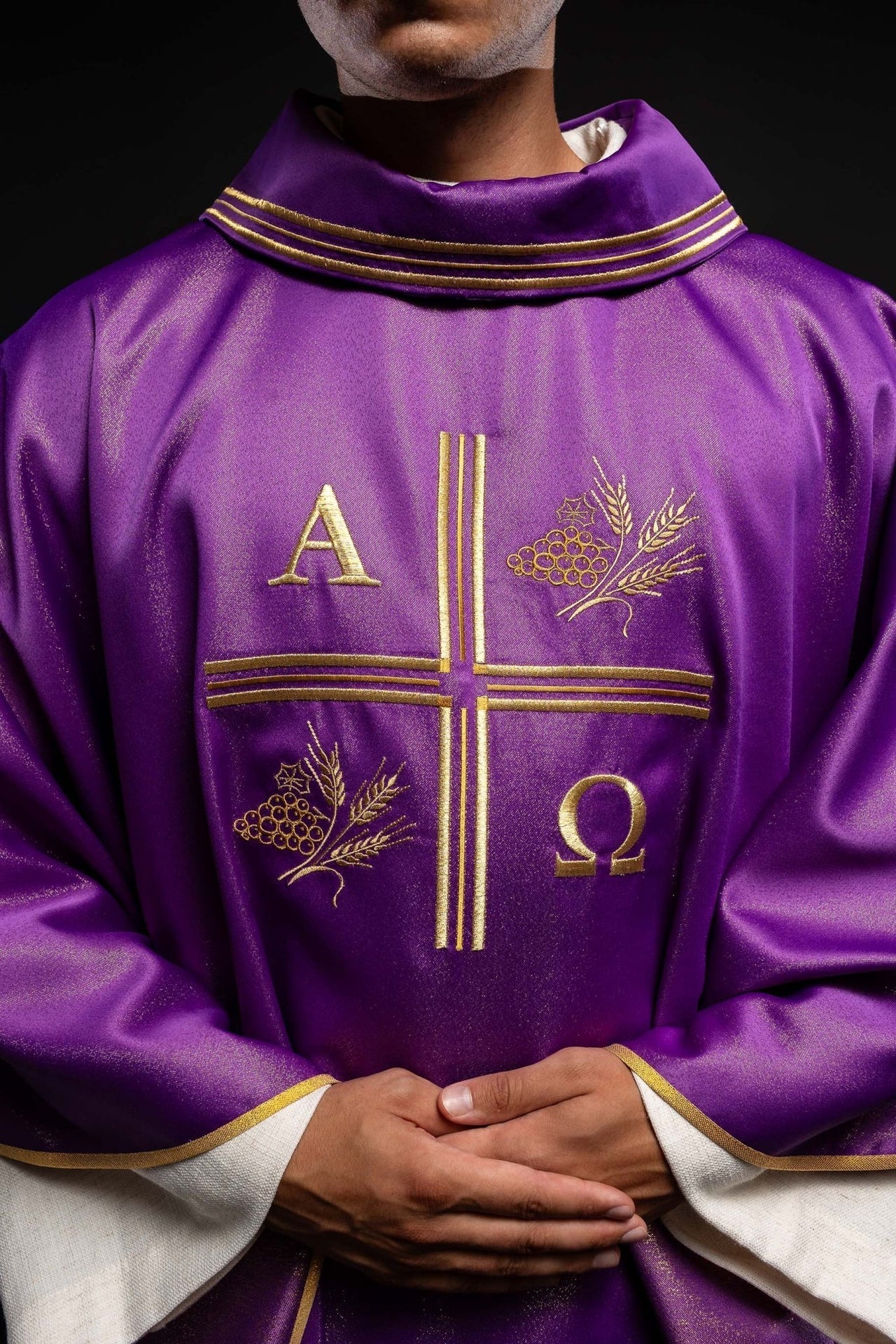 Ornat Fioletowy z Haftowanym Krzyżem Alfa i Omega Kłosy - alba.pl
