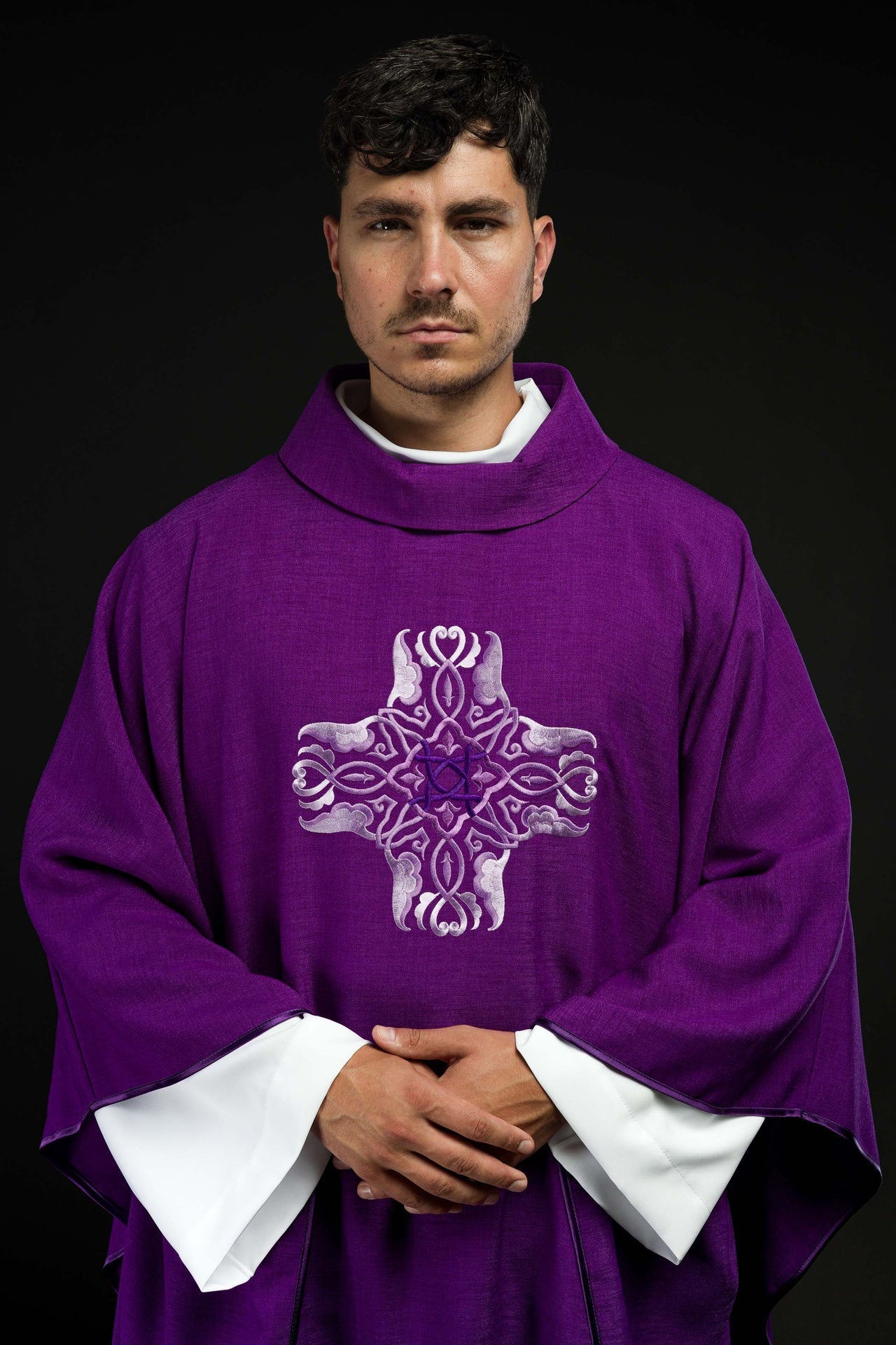 Ornat Fioletowy z Haftowanym Krzyżem - Elegancki Strój Liturgiczny - alba.pl