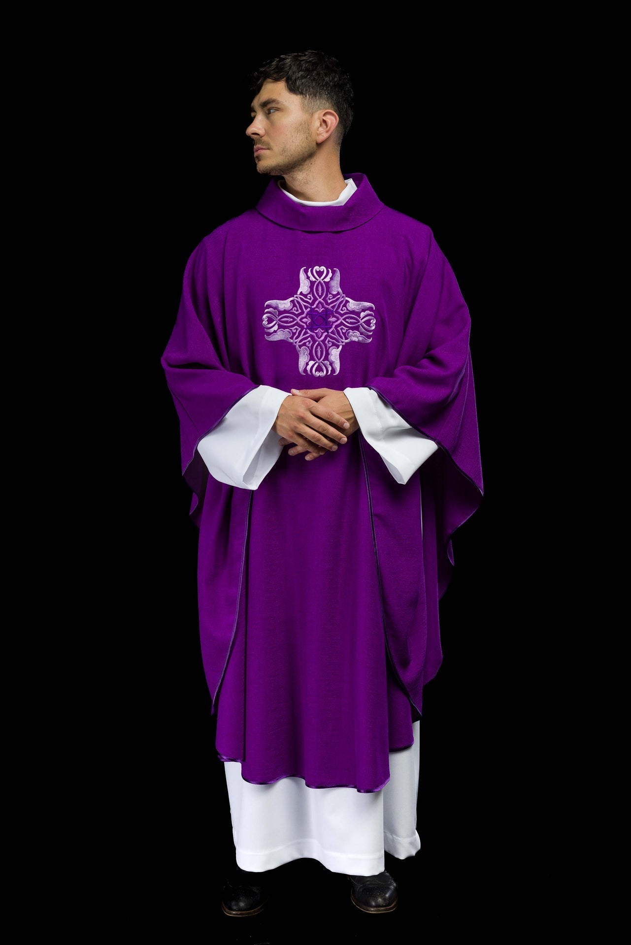 Ornat Fioletowy z Haftowanym Krzyżem - Elegancki Strój Liturgiczny - alba.pl