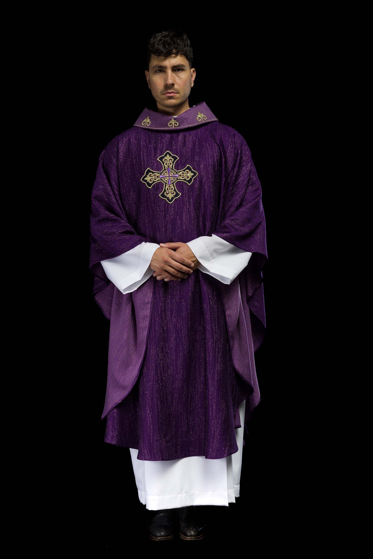 Ornat Fioletowy z Haftowanym Krzyżem na Liturgicznej Tkaninie - alba.pl