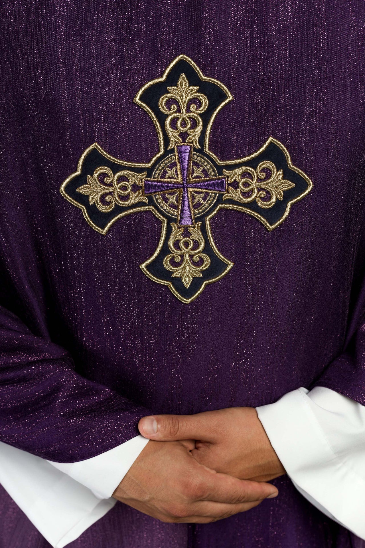 Ornat Fioletowy z Haftowanym Krzyżem na Liturgicznej Tkaninie - alba.pl