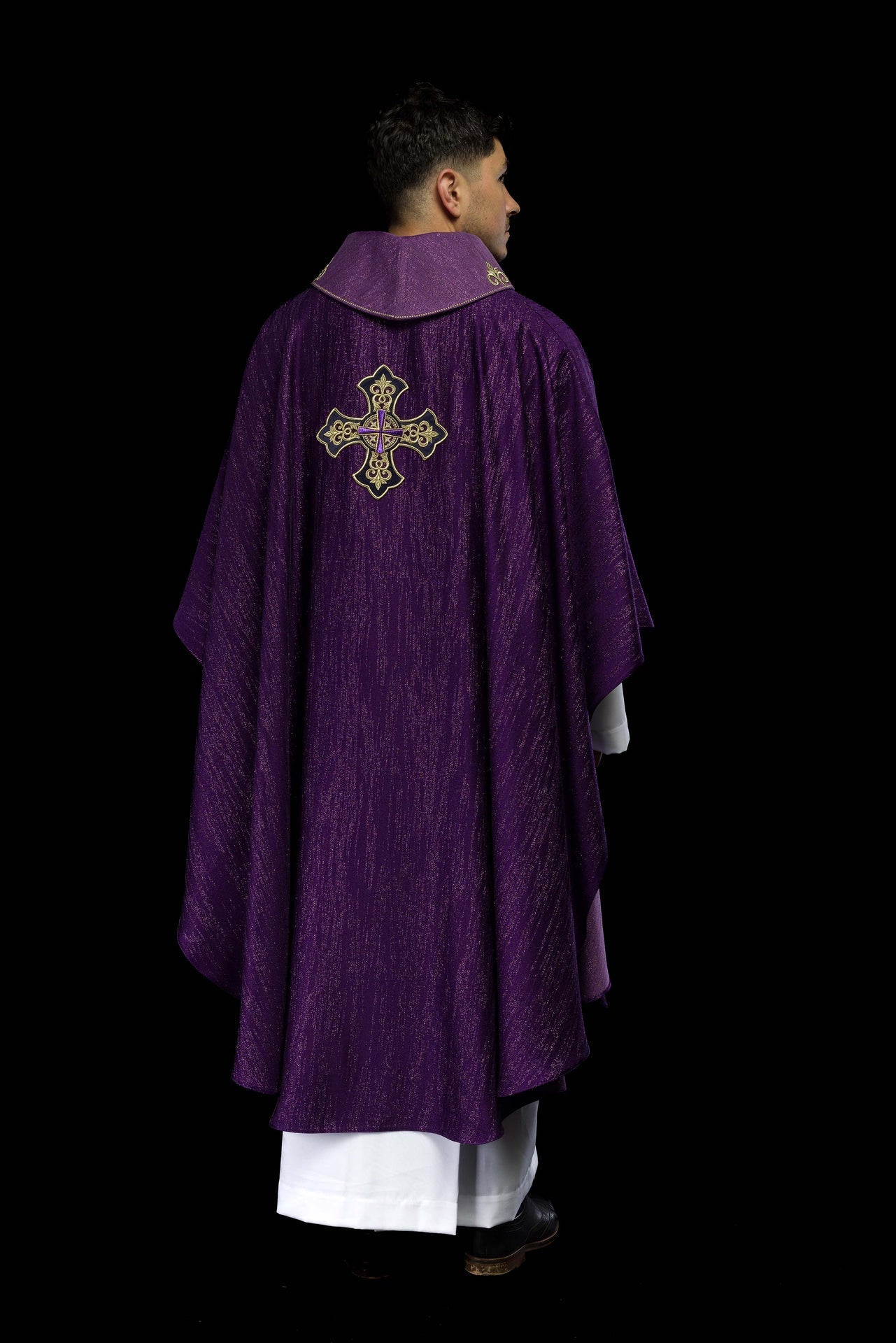 Ornat Fioletowy z Haftowanym Krzyżem na Liturgicznej Tkaninie - alba.pl