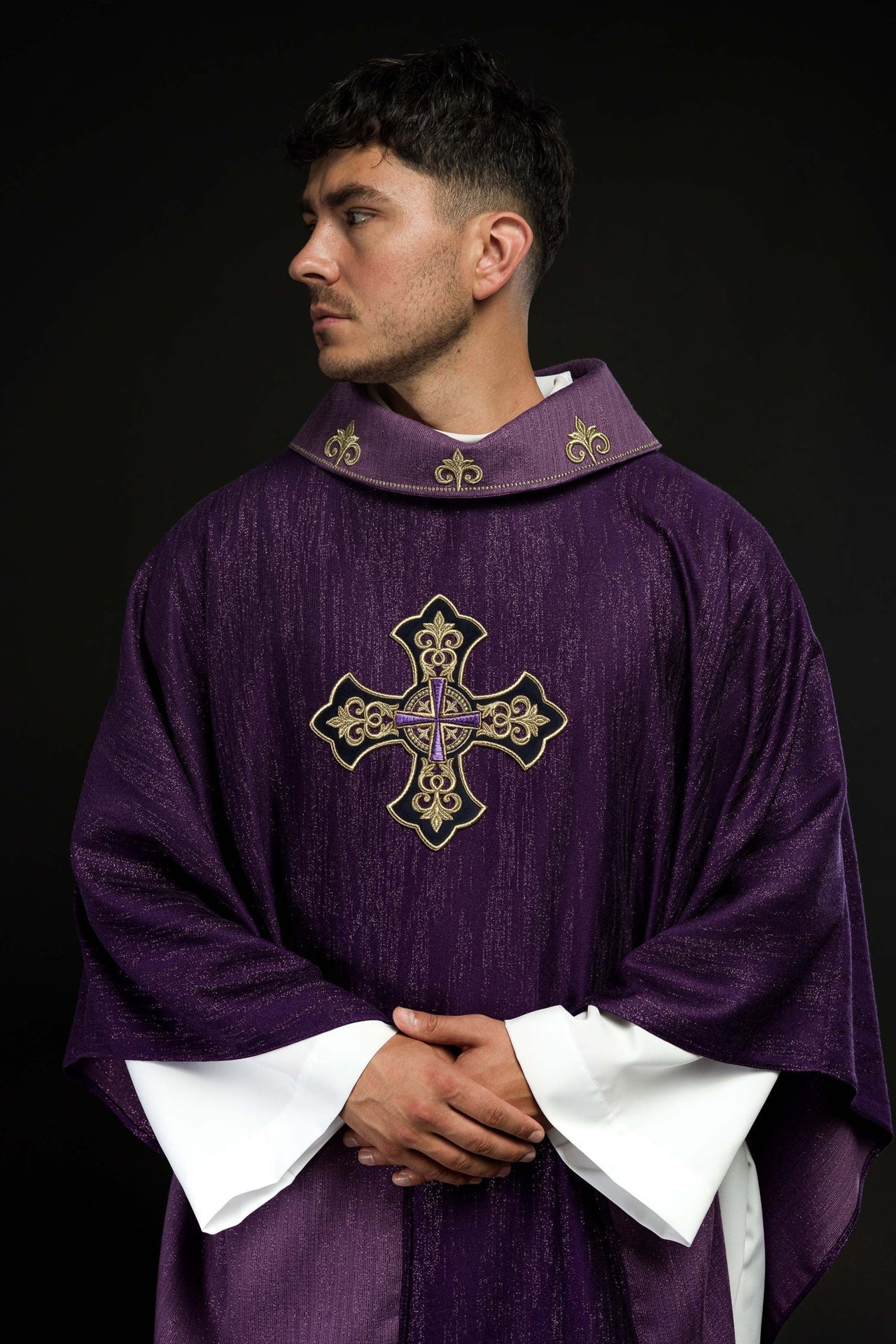 Ornat Fioletowy z Haftowanym Krzyżem na Liturgicznej Tkaninie - alba.pl
