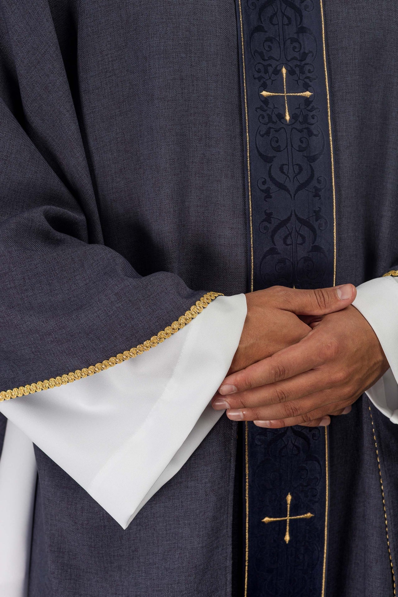 Ornat Fioletowy z Haftowanymi Krzyżami - Elegancja Liturgiczna - alba.pl