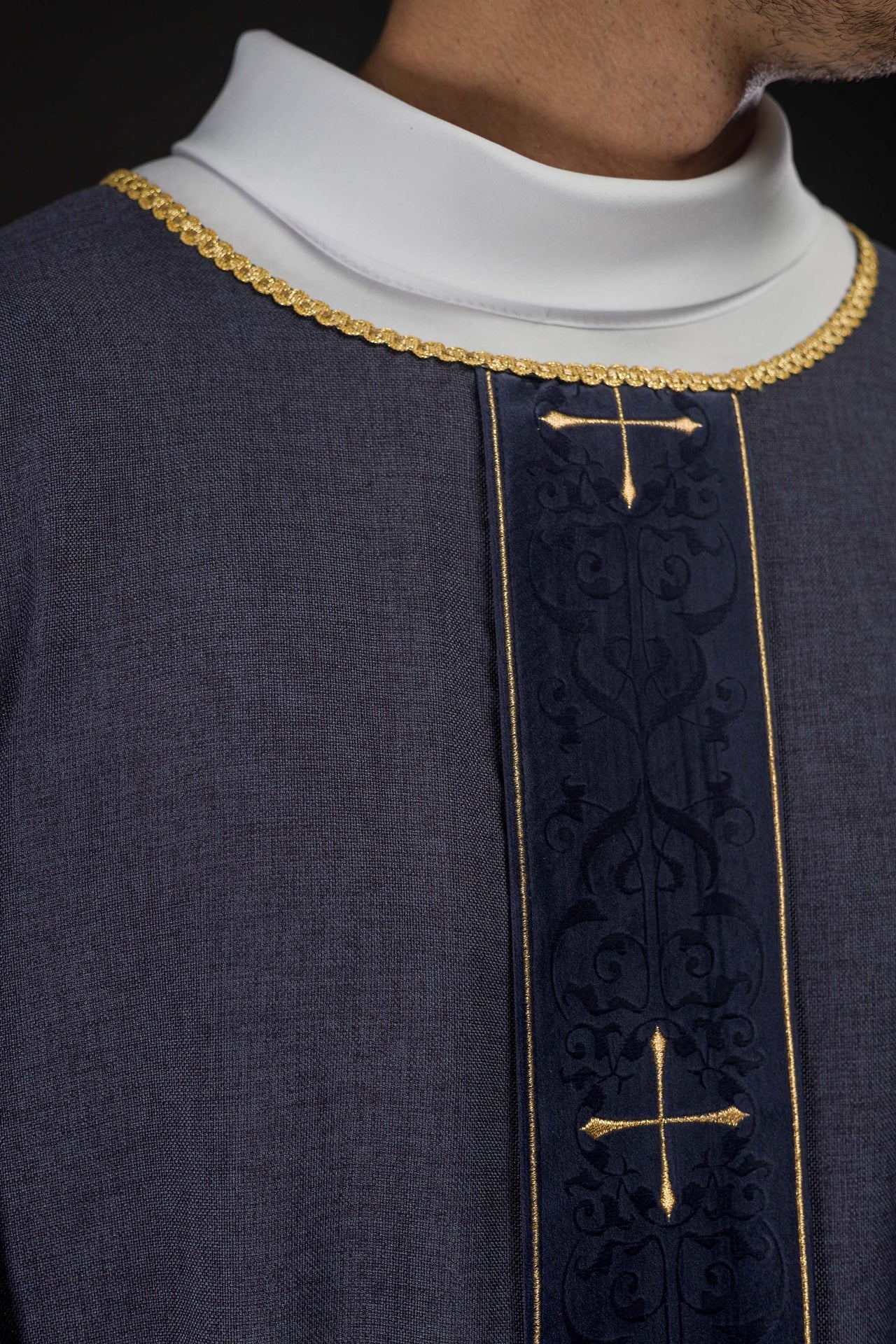 Ornat Fioletowy z Haftowanymi Krzyżami - Elegancja Liturgiczna - alba.pl