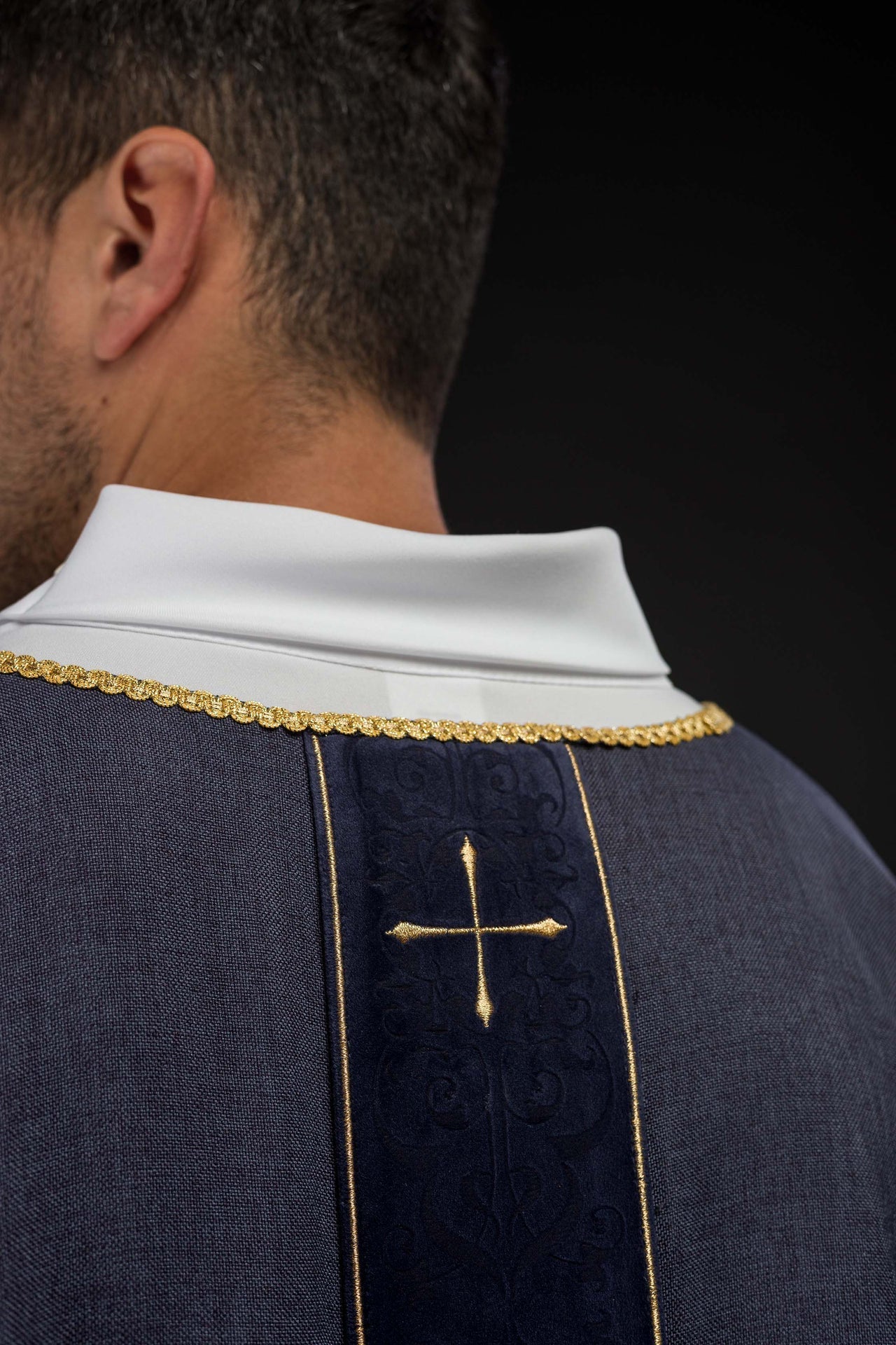 Ornat Fioletowy z Haftowanymi Krzyżami - Elegancja Liturgiczna - alba.pl