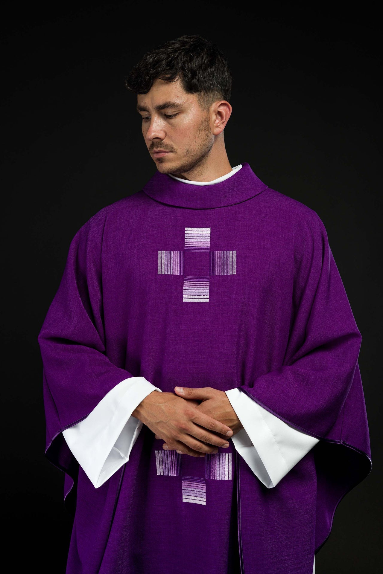 Ornat Fioletowy z Haftowanymi Krzyżami - Liturgiczny Strój Adwentowy - alba.pl