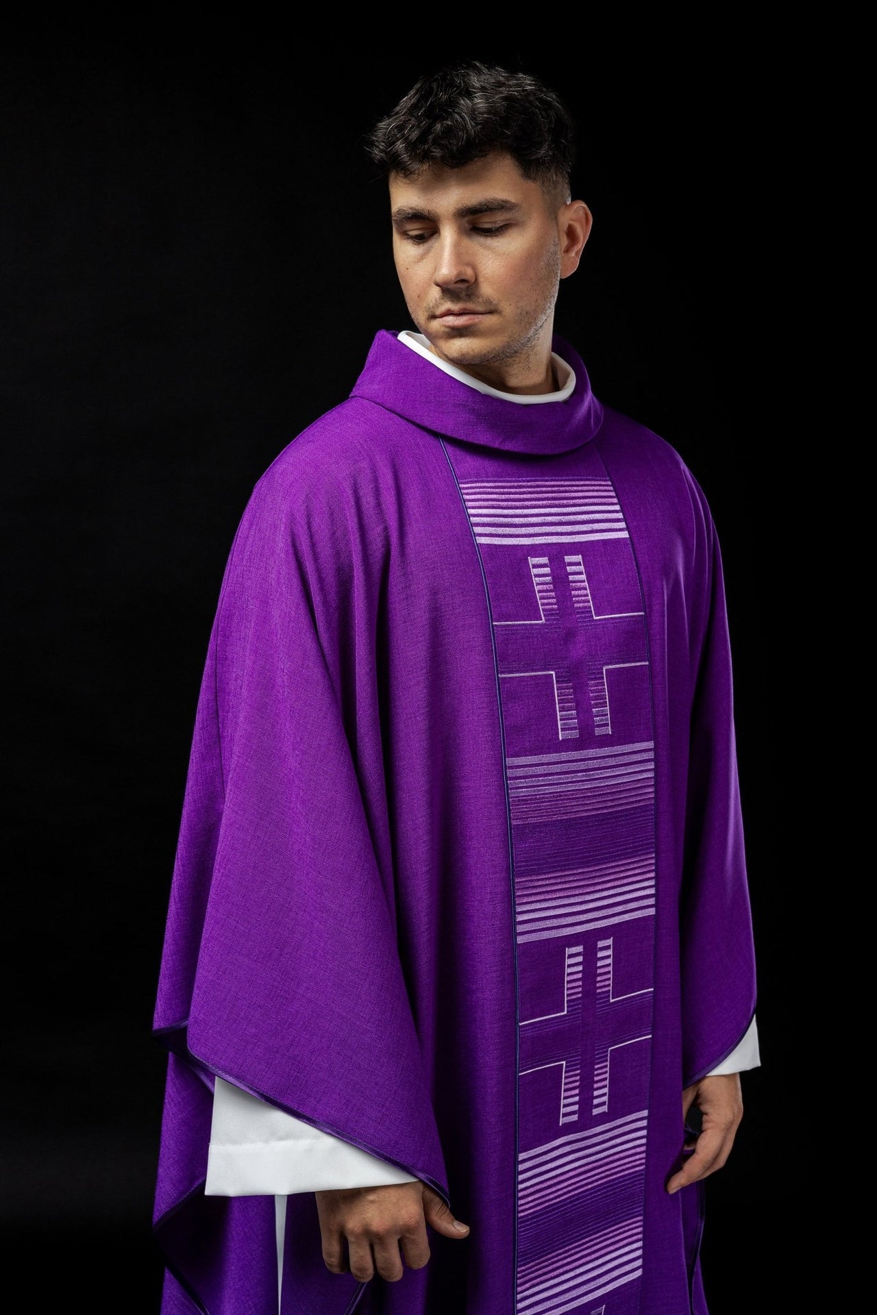 Ornat Fioletowy z Haftowanymi Krzyżami - Szata Liturgiczna z Stułą - alba.pl