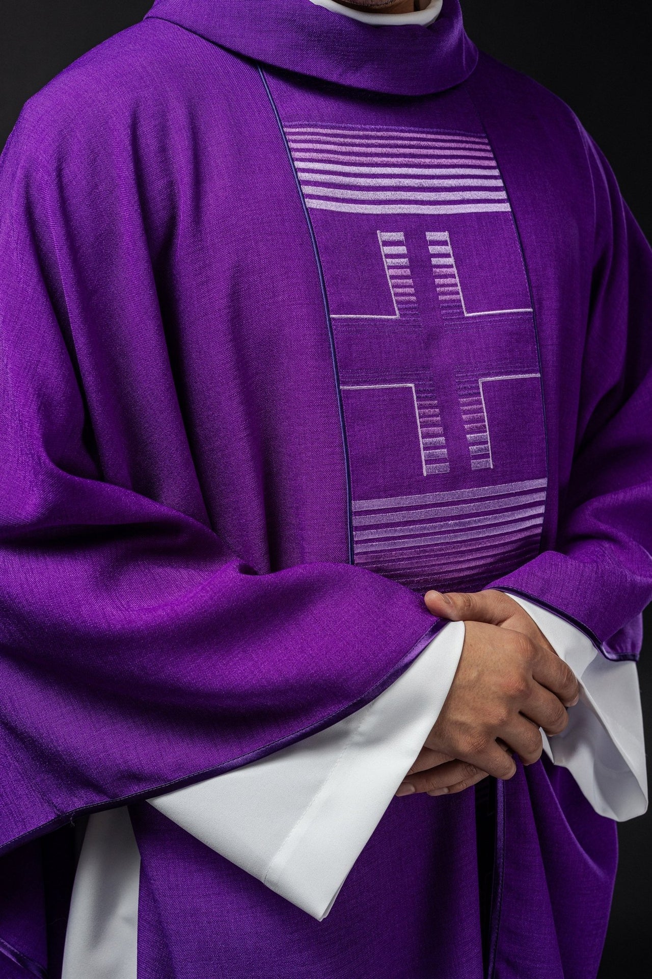 Ornat Fioletowy z Haftowanymi Krzyżami - Szata Liturgiczna z Stułą - alba.pl