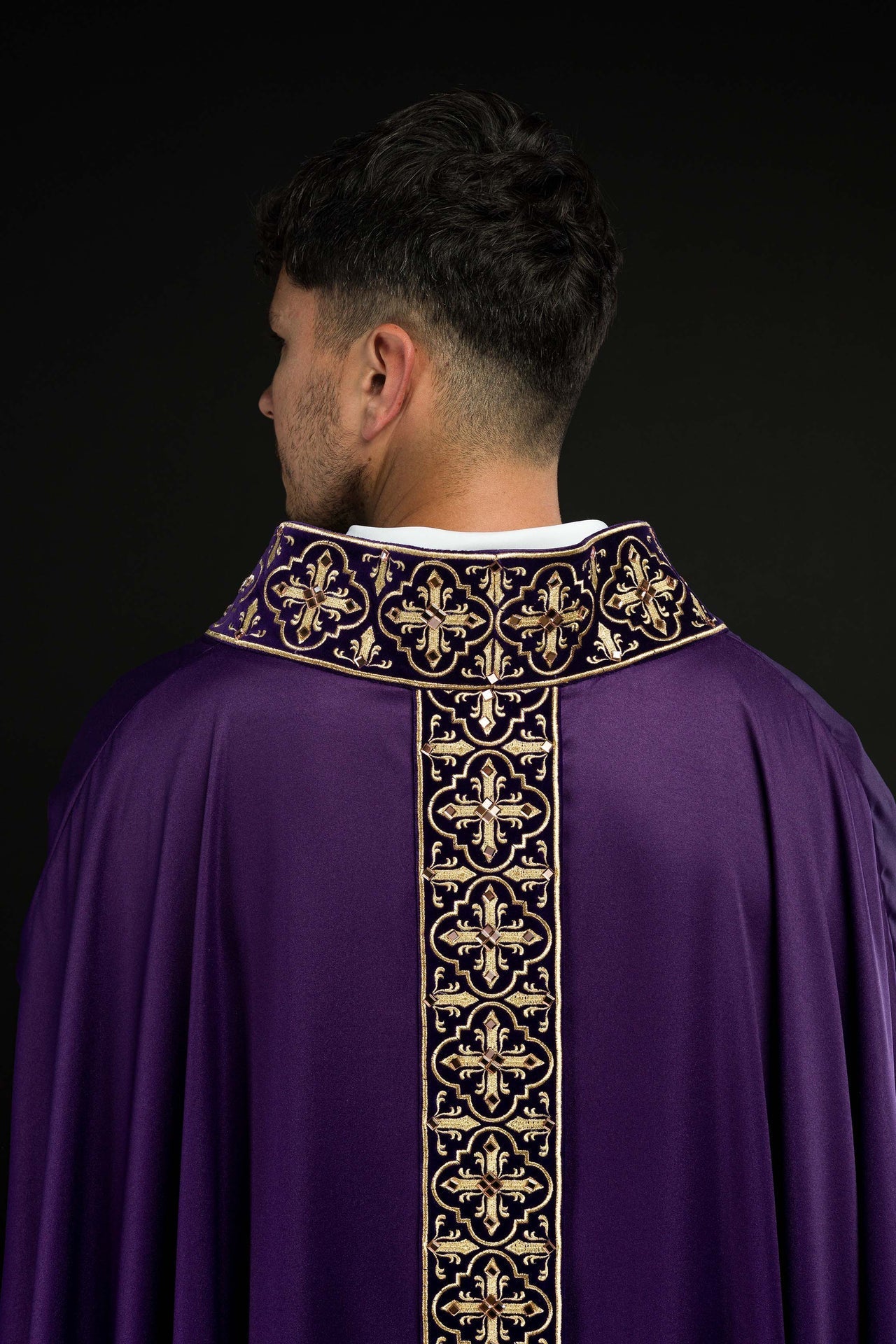 Ornat Fioletowy Zdobiony Kamieniami i Złotym Krzyżem Liturgiczny - alba.pl