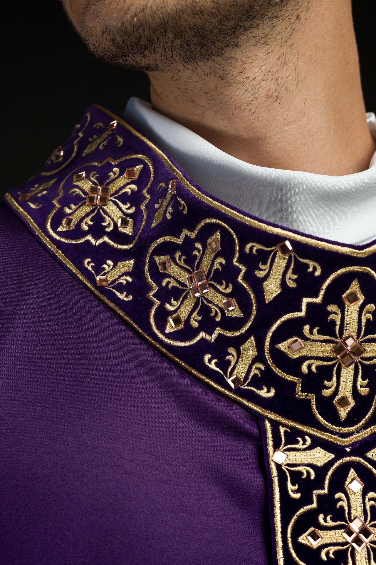 Ornat Fioletowy Zdobiony Kamieniami i Złotym Krzyżem Liturgiczny - alba.pl