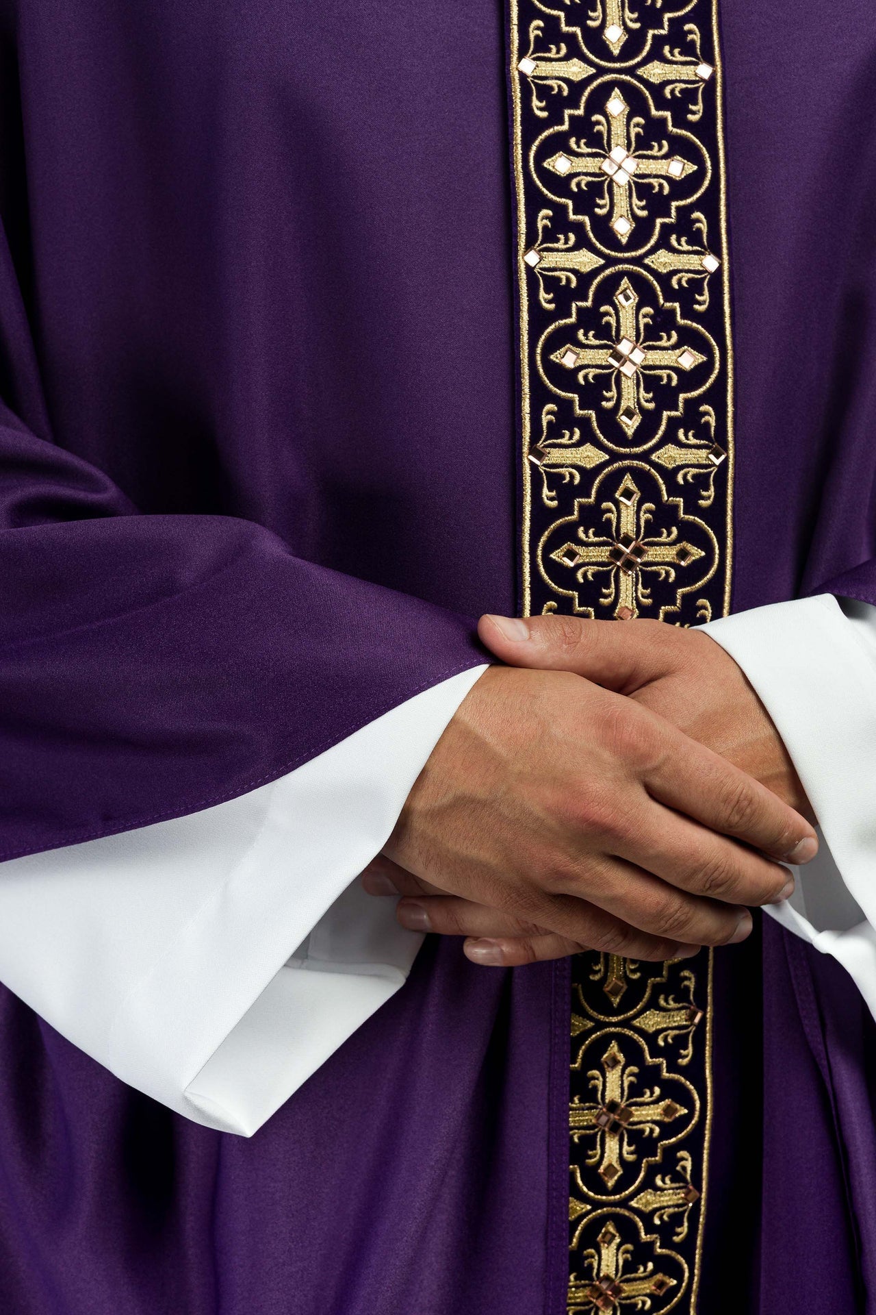 Ornat Fioletowy Zdobiony Kamieniami i Złotym Krzyżem Liturgiczny - alba.pl