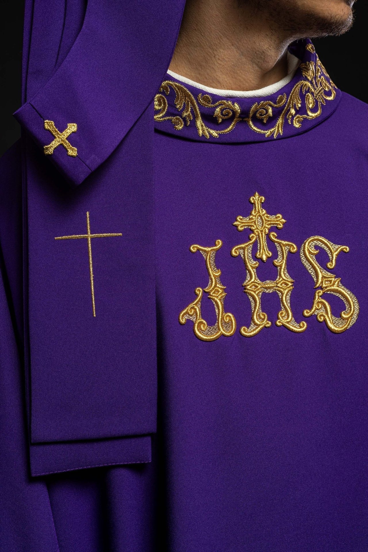 Ornat Fioletowy ze Złotym Haftem IHS - Elegancki Ornat Liturgiczny - alba.pl