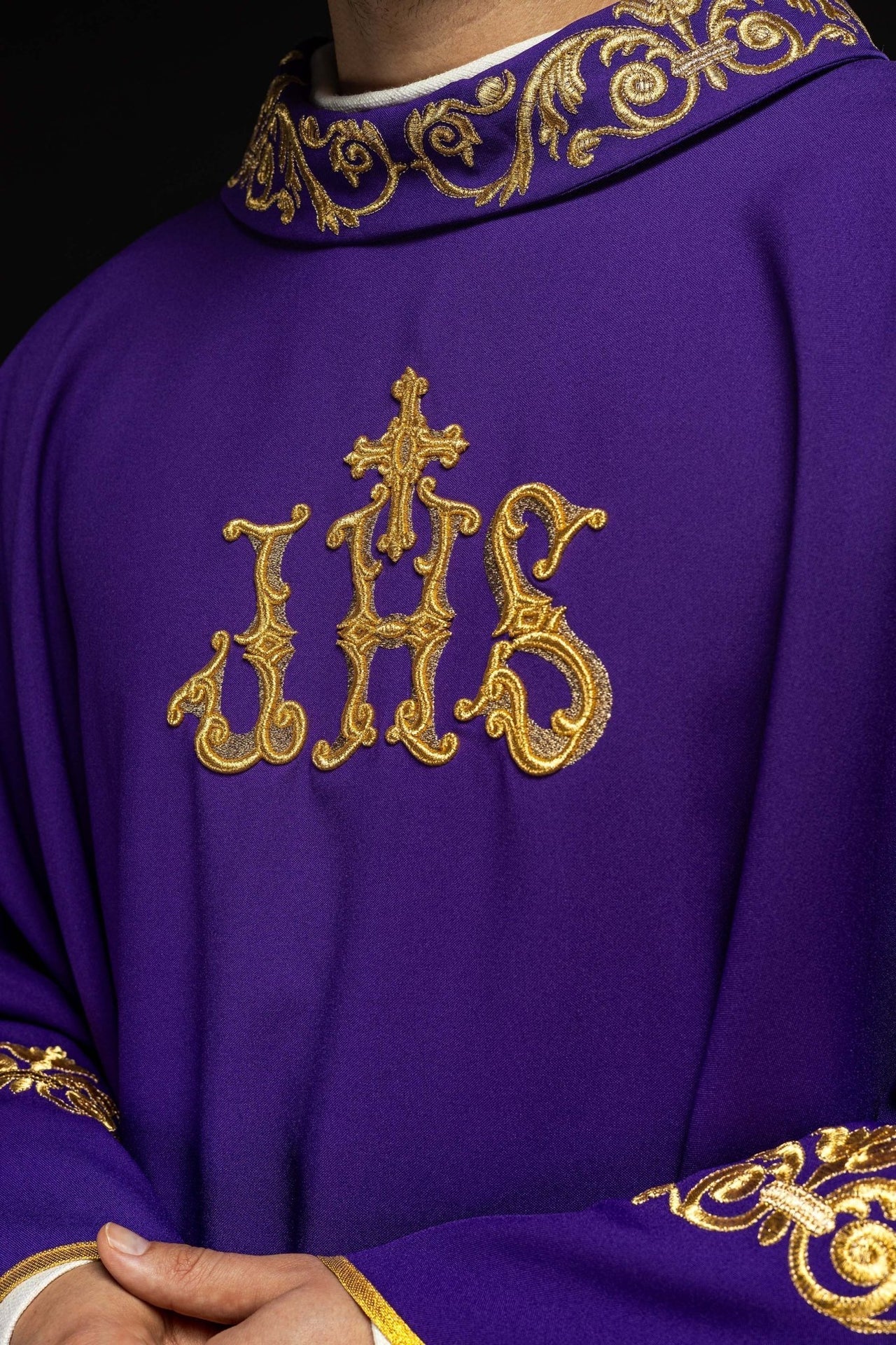Ornat Fioletowy ze Złotym Haftem IHS - Elegancki Ornat Liturgiczny - alba.pl