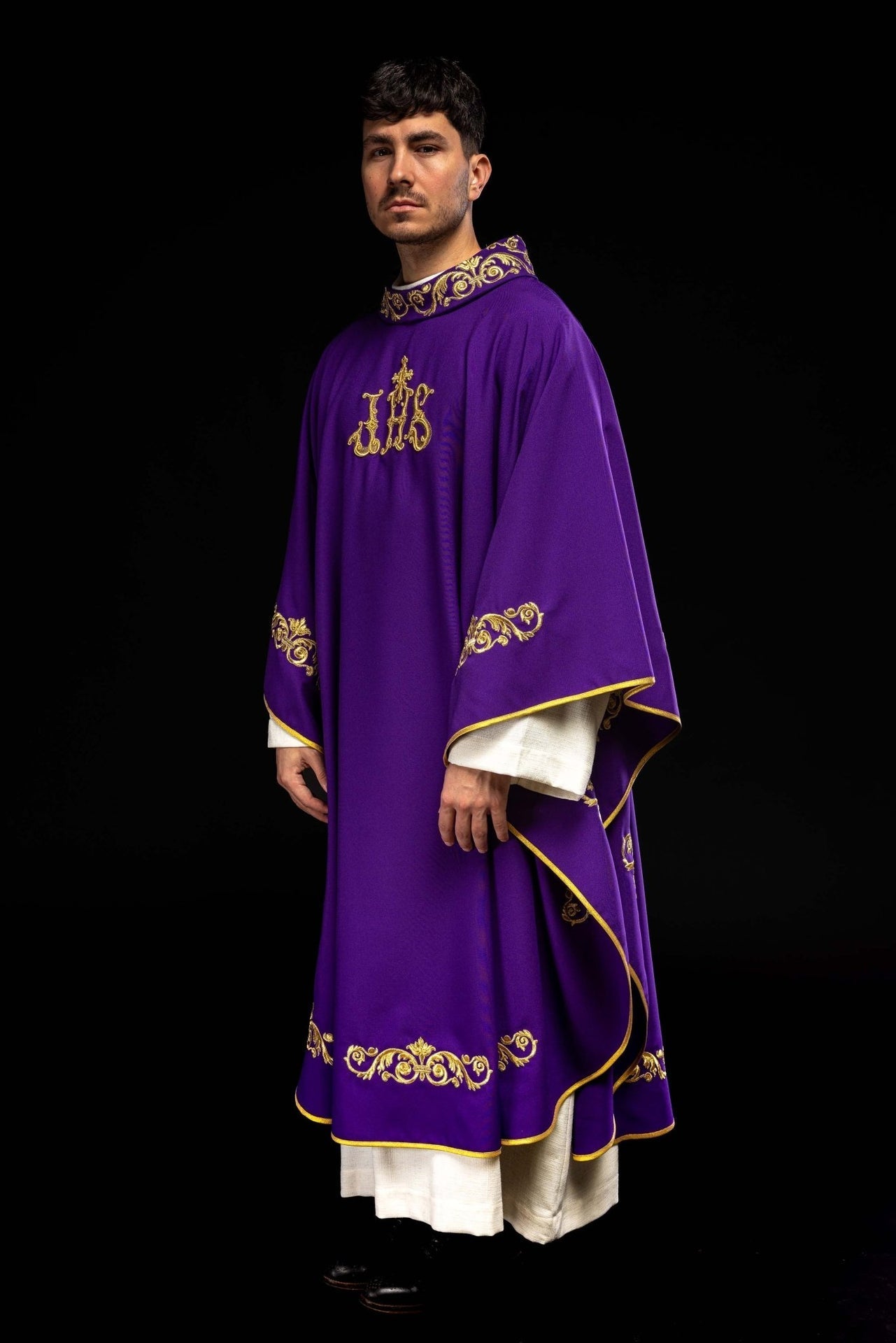 Ornat Fioletowy ze Złotym Haftem IHS - Elegancki Ornat Liturgiczny - alba.pl
