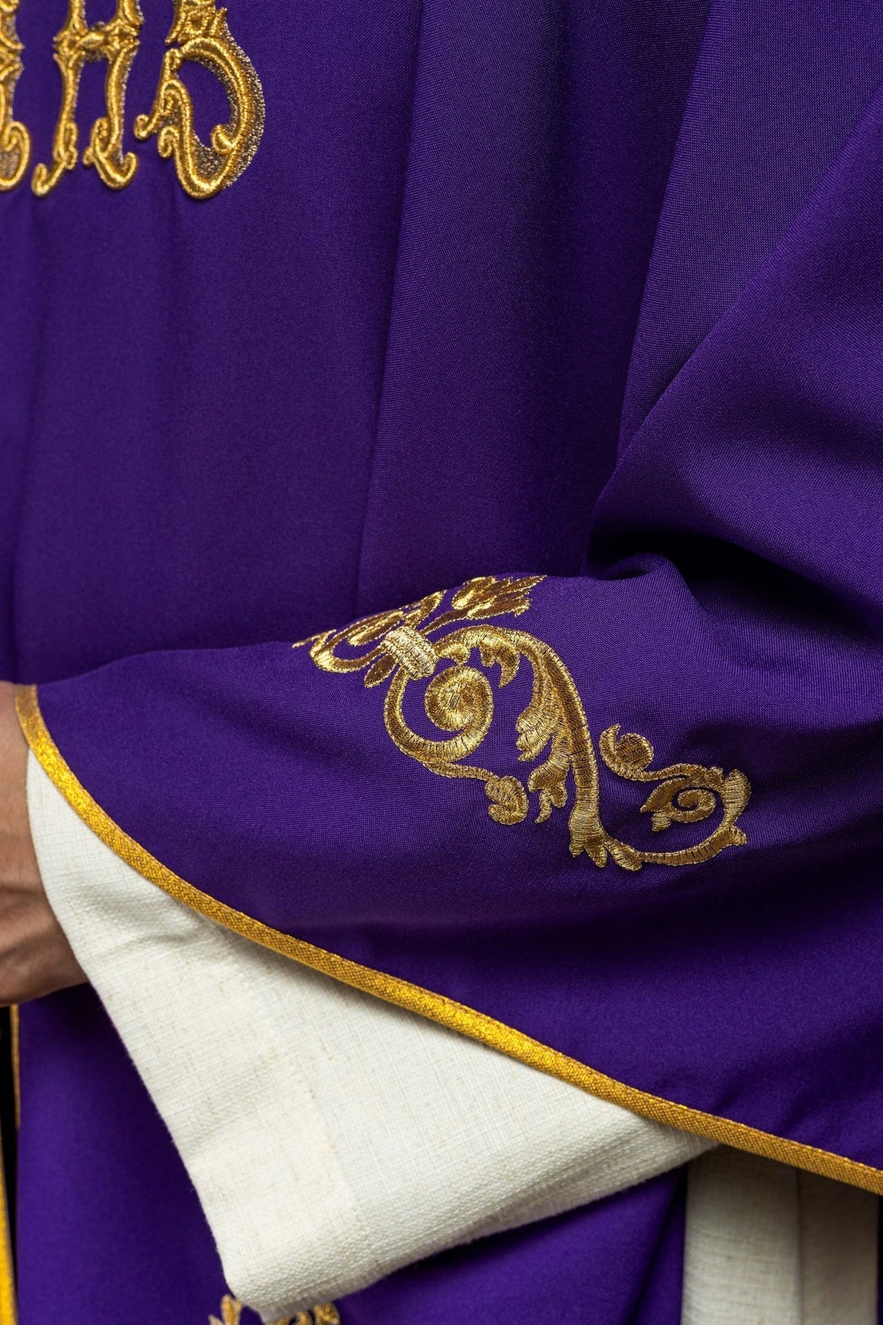 Ornat Fioletowy ze Złotym Haftem IHS - Elegancki Ornat Liturgiczny - alba.pl