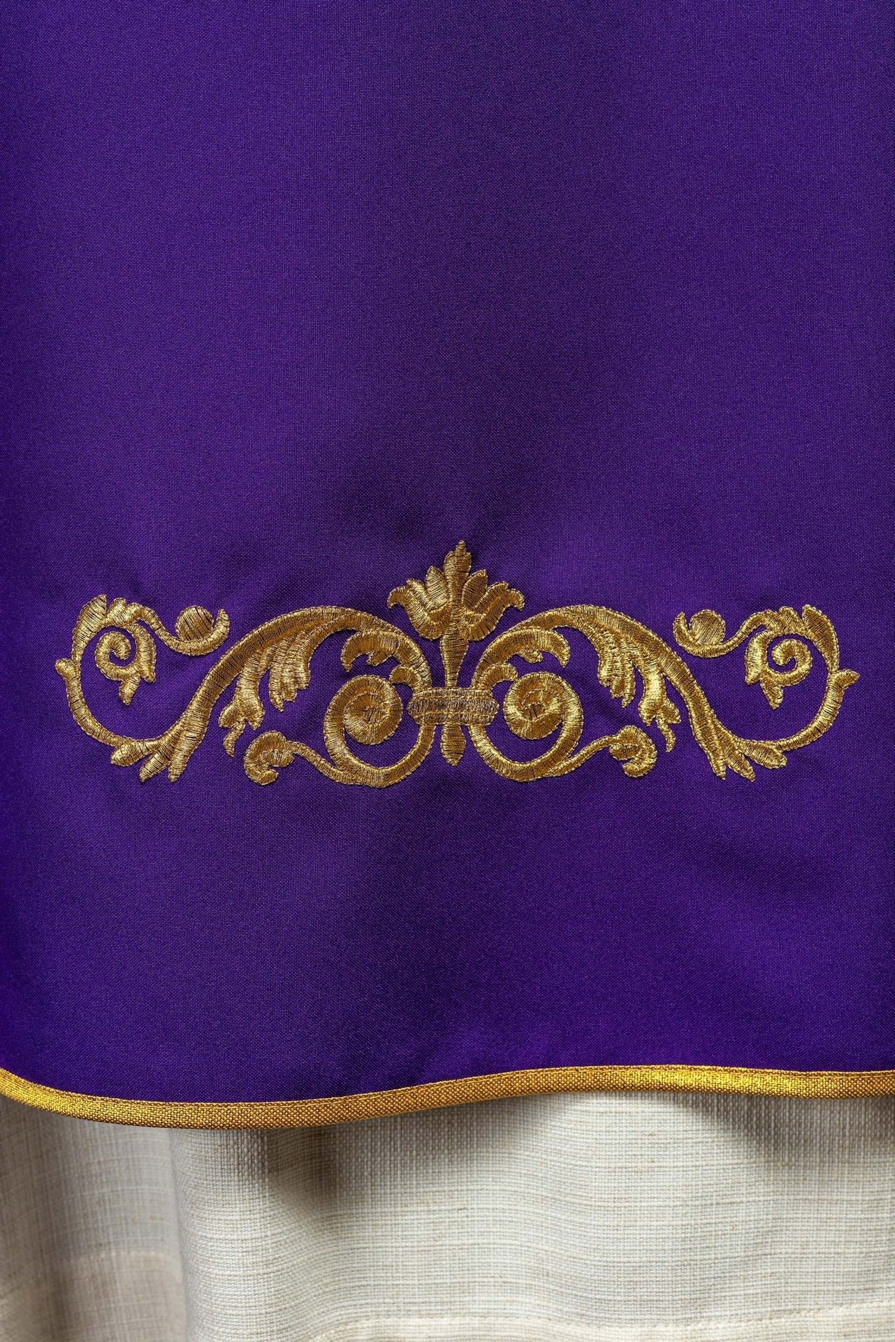 Ornat Fioletowy ze Złotym Haftem IHS - Elegancki Ornat Liturgiczny - alba.pl