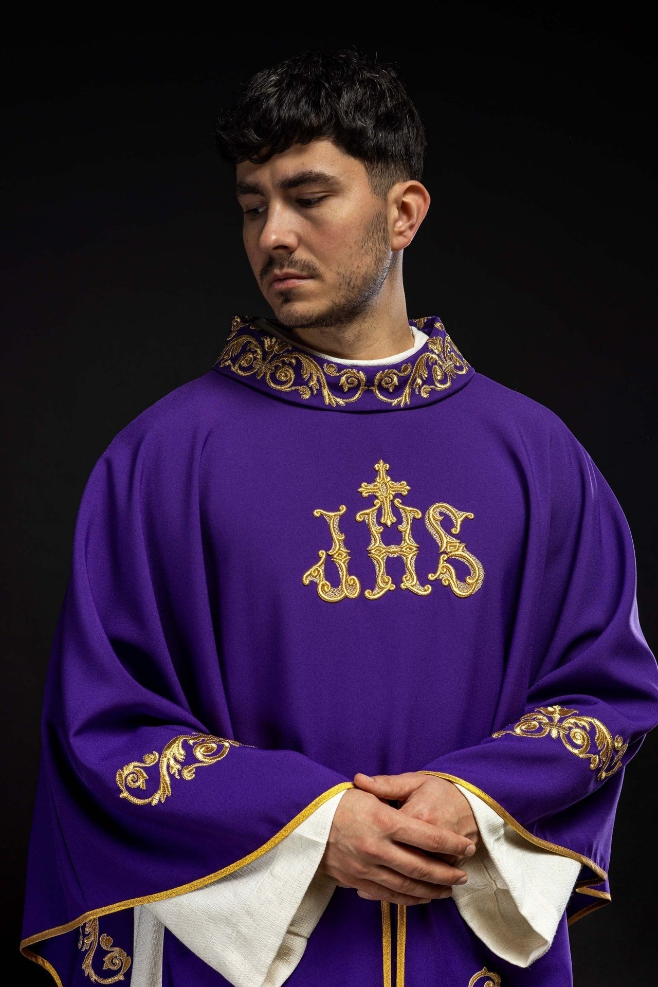 Ornat Fioletowy ze Złotym Haftem IHS - Elegancki Ornat Liturgiczny - alba.pl