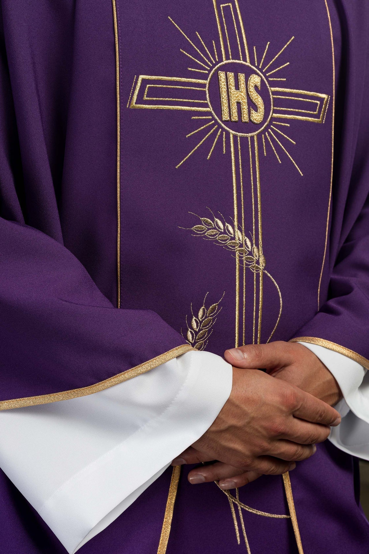 Ornat Fioletowy Złoty Krzyż IHS - Elegancki Strój Liturgiczny - alba.pl