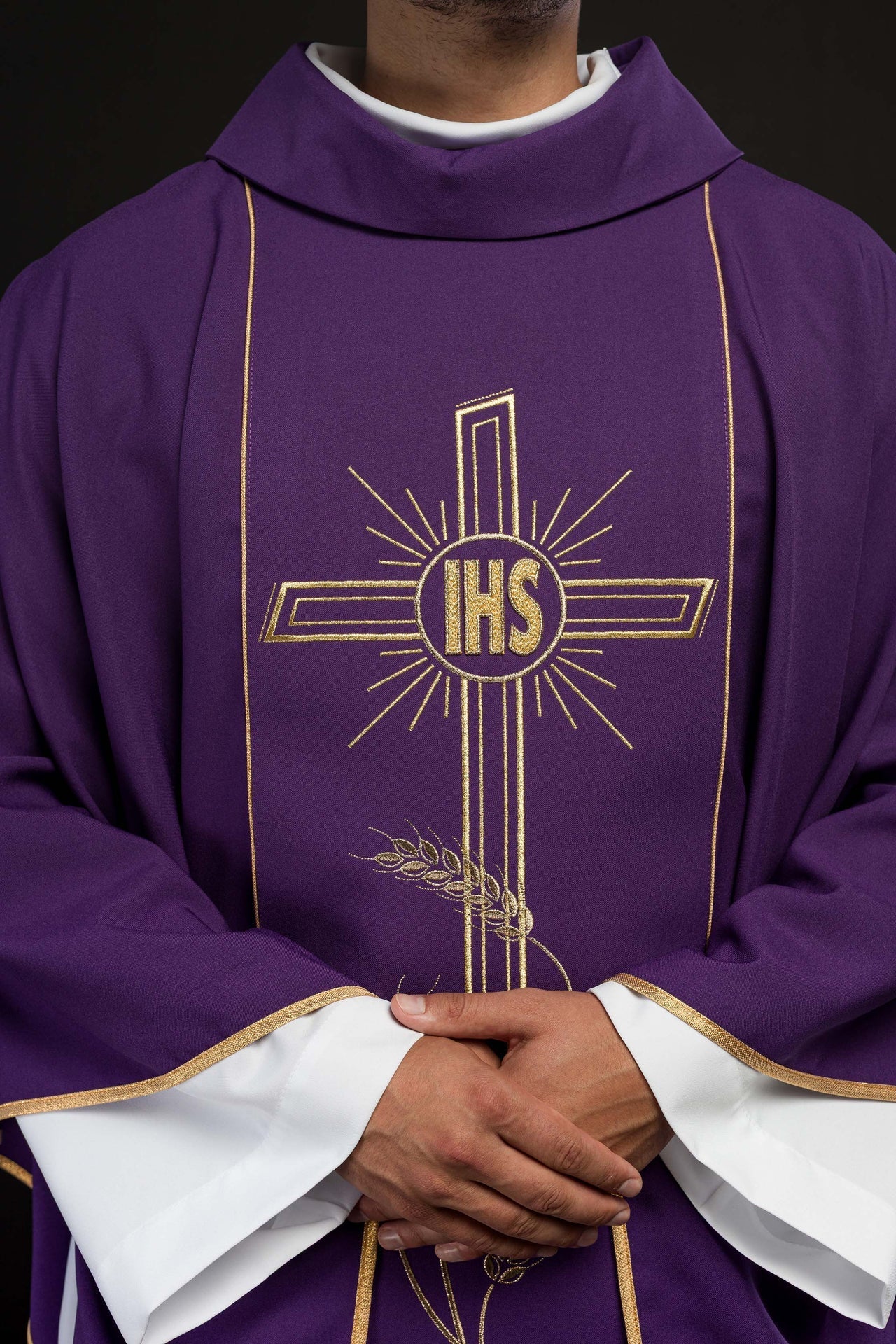 Ornat Fioletowy Złoty Krzyż IHS - Elegancki Strój Liturgiczny - alba.pl